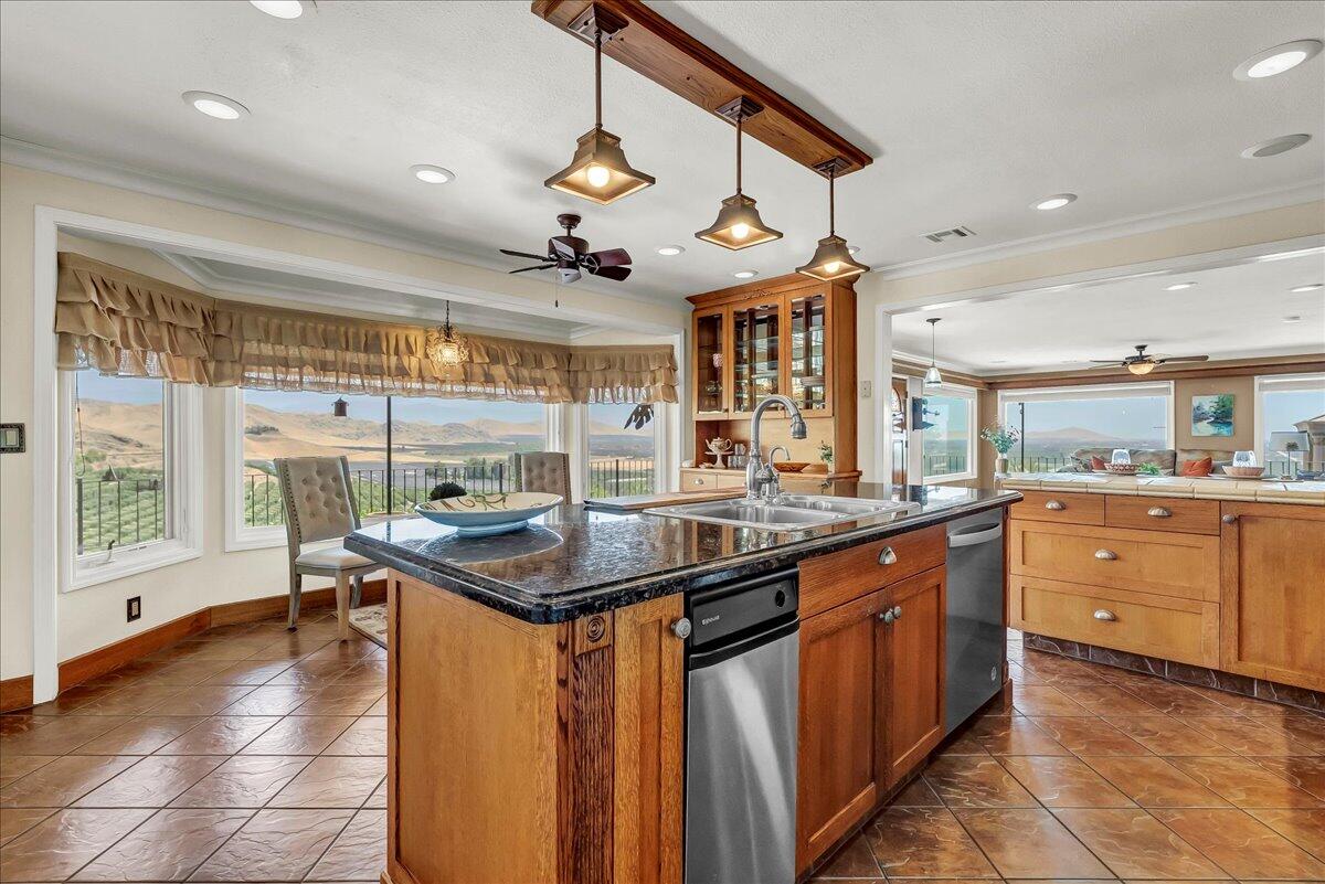 23124 Round Valley Dr, Lindsay, CA 93247