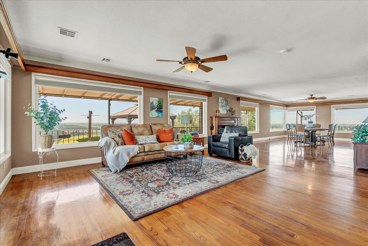 23124 Round Valley Dr, Lindsay, CA 93247