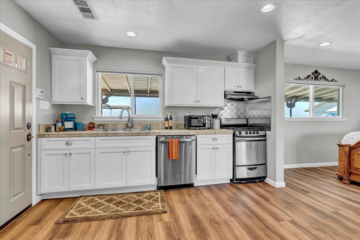 23124 Round Valley Dr, Lindsay, CA 93247