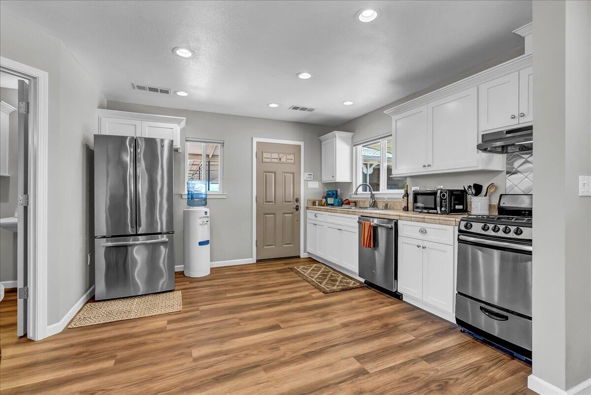 23124 Round Valley Dr, Lindsay, CA 93247