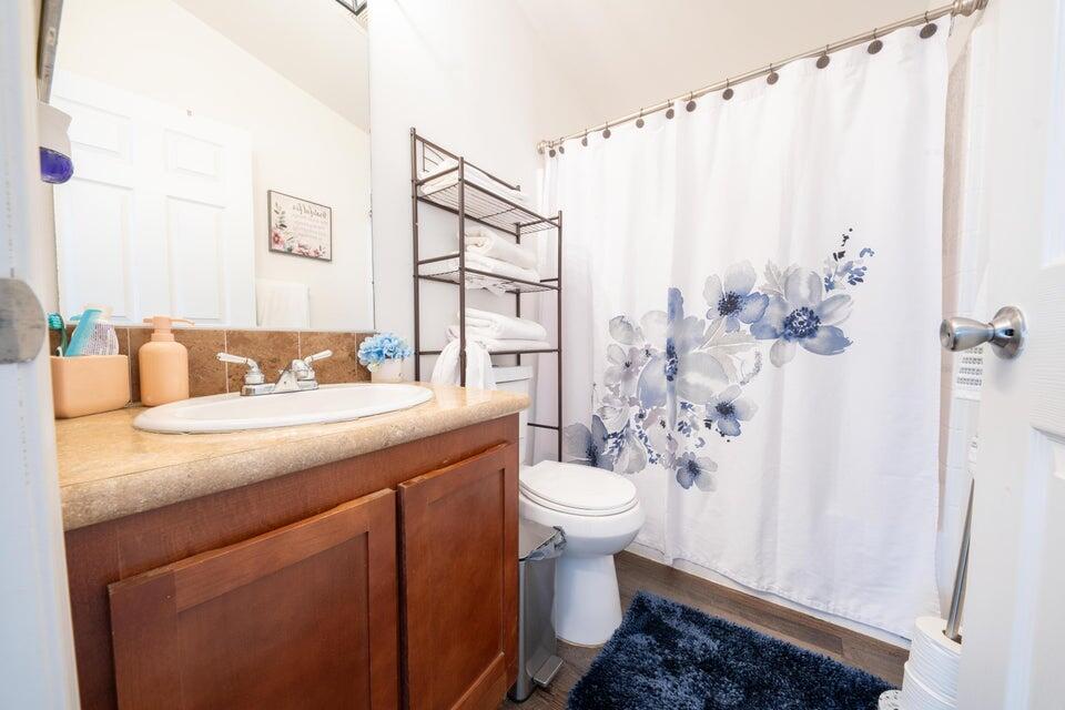 2400 W Midvalley Ave #R6, Visalia, CA 93277