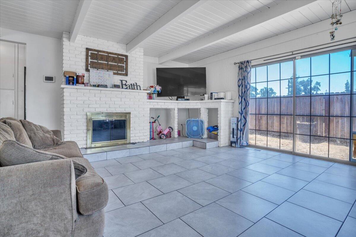 212 S Lovers Ln, Visalia, CA 93292