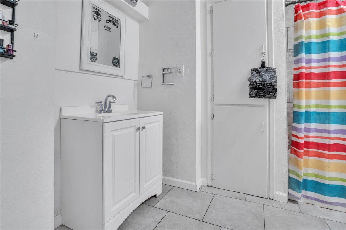 212 S Lovers Ln, Visalia, CA 93292