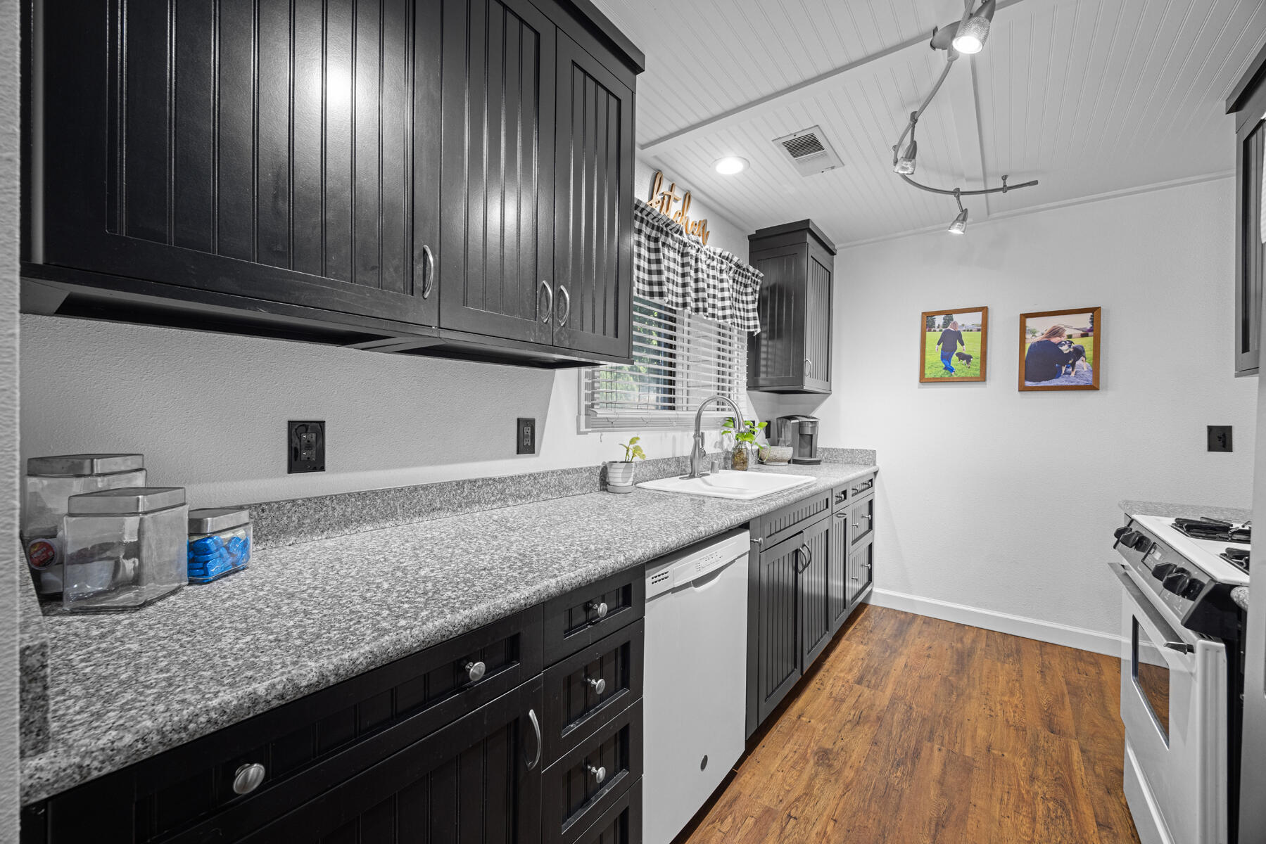 1233 S Kent St St, Visalia, CA 93277