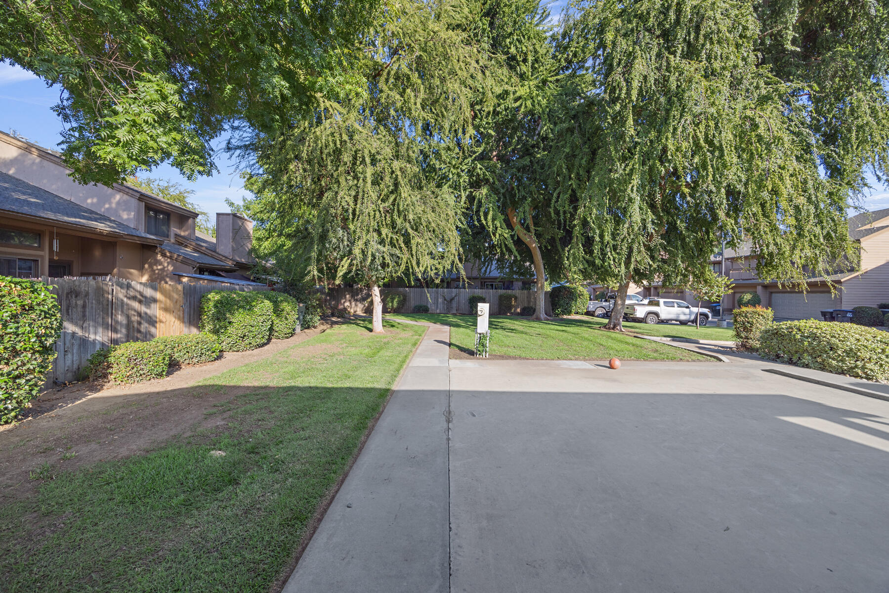 1233 S Kent St St, Visalia, CA 93277