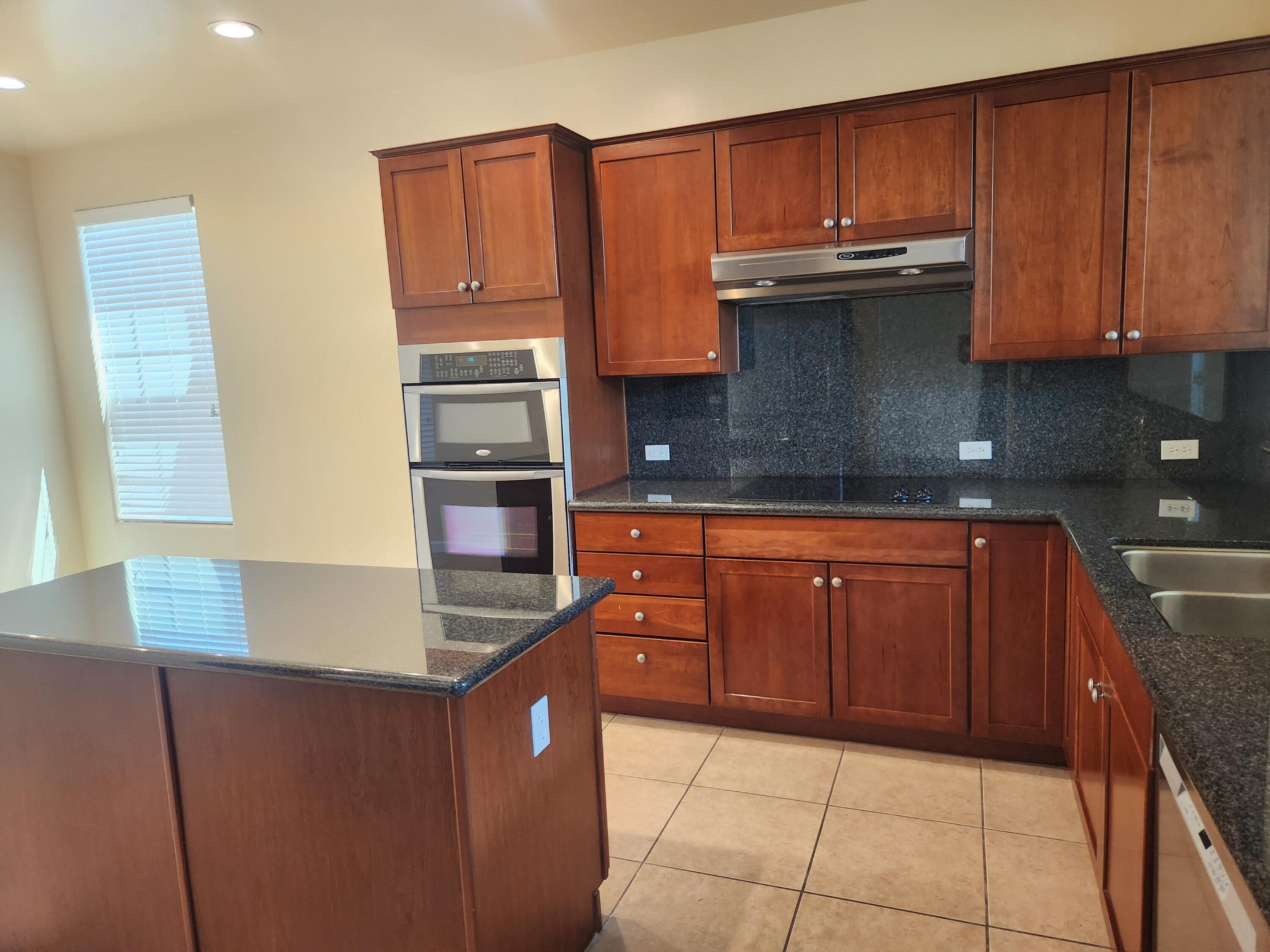 1615 N Volterra Ct, Visalia, CA 93291