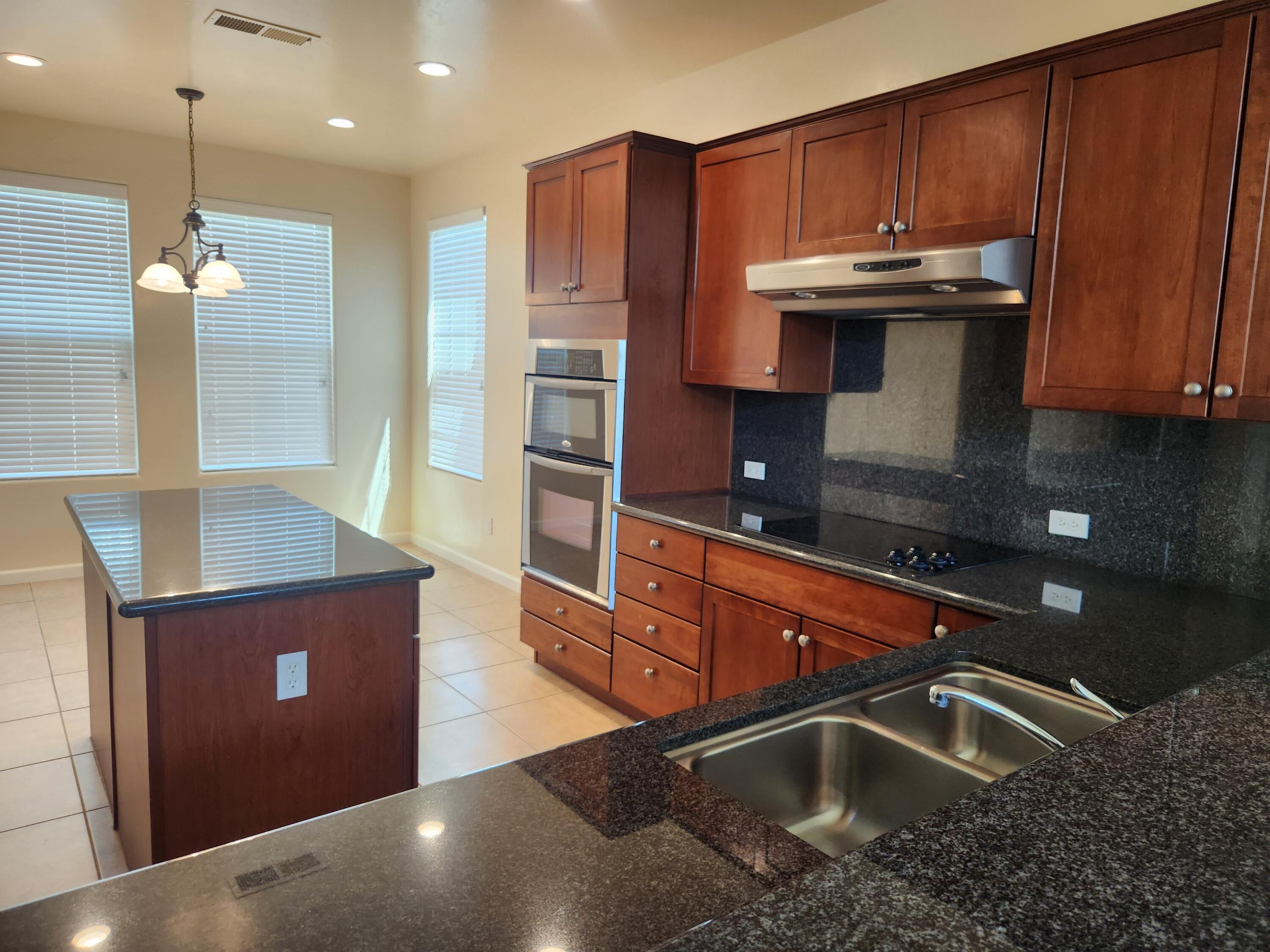 1615 N Volterra Ct, Visalia, CA 93291