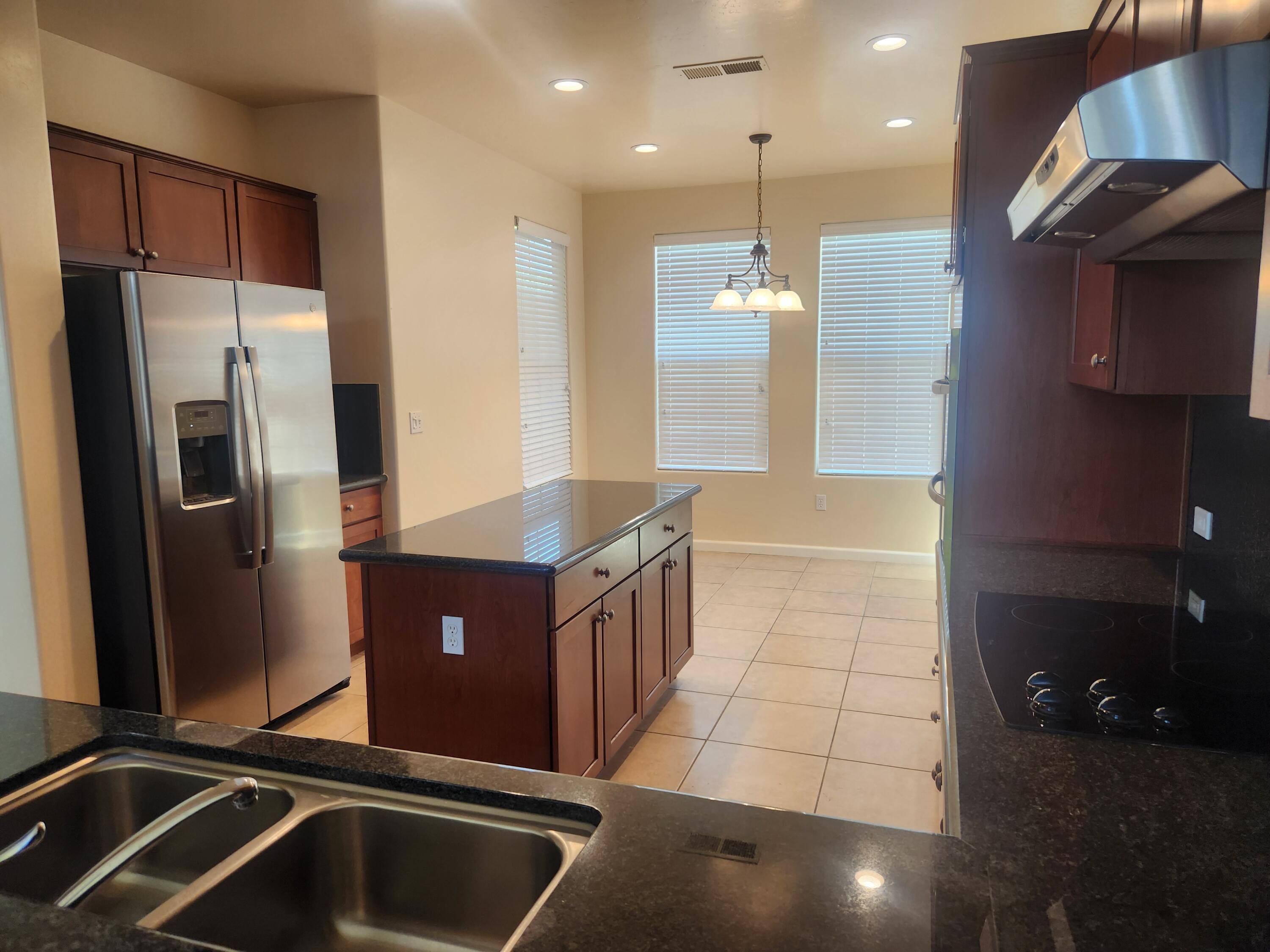 1615 N Volterra Ct, Visalia, CA 93291