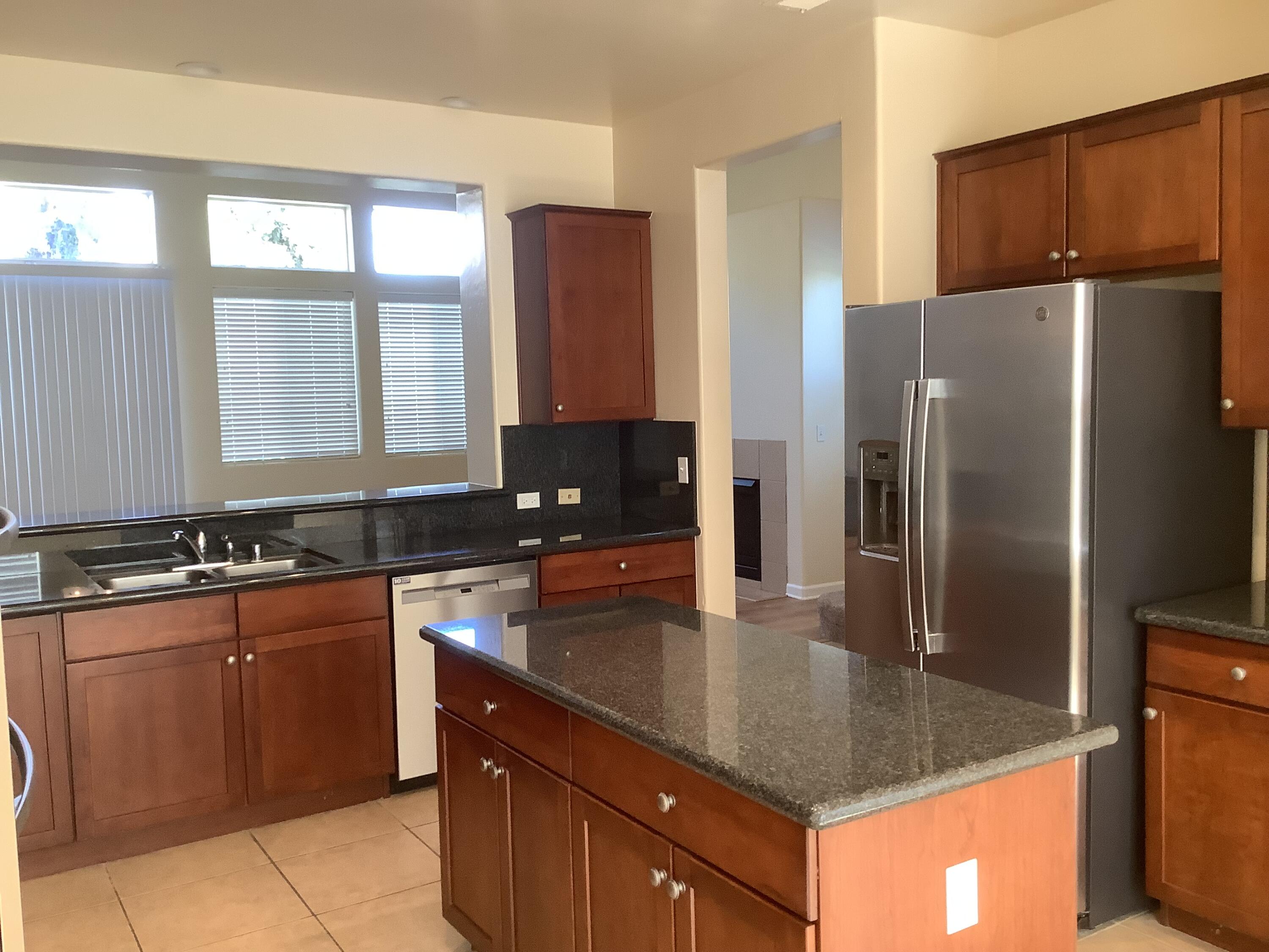 1615 N Volterra Ct, Visalia, CA 93291