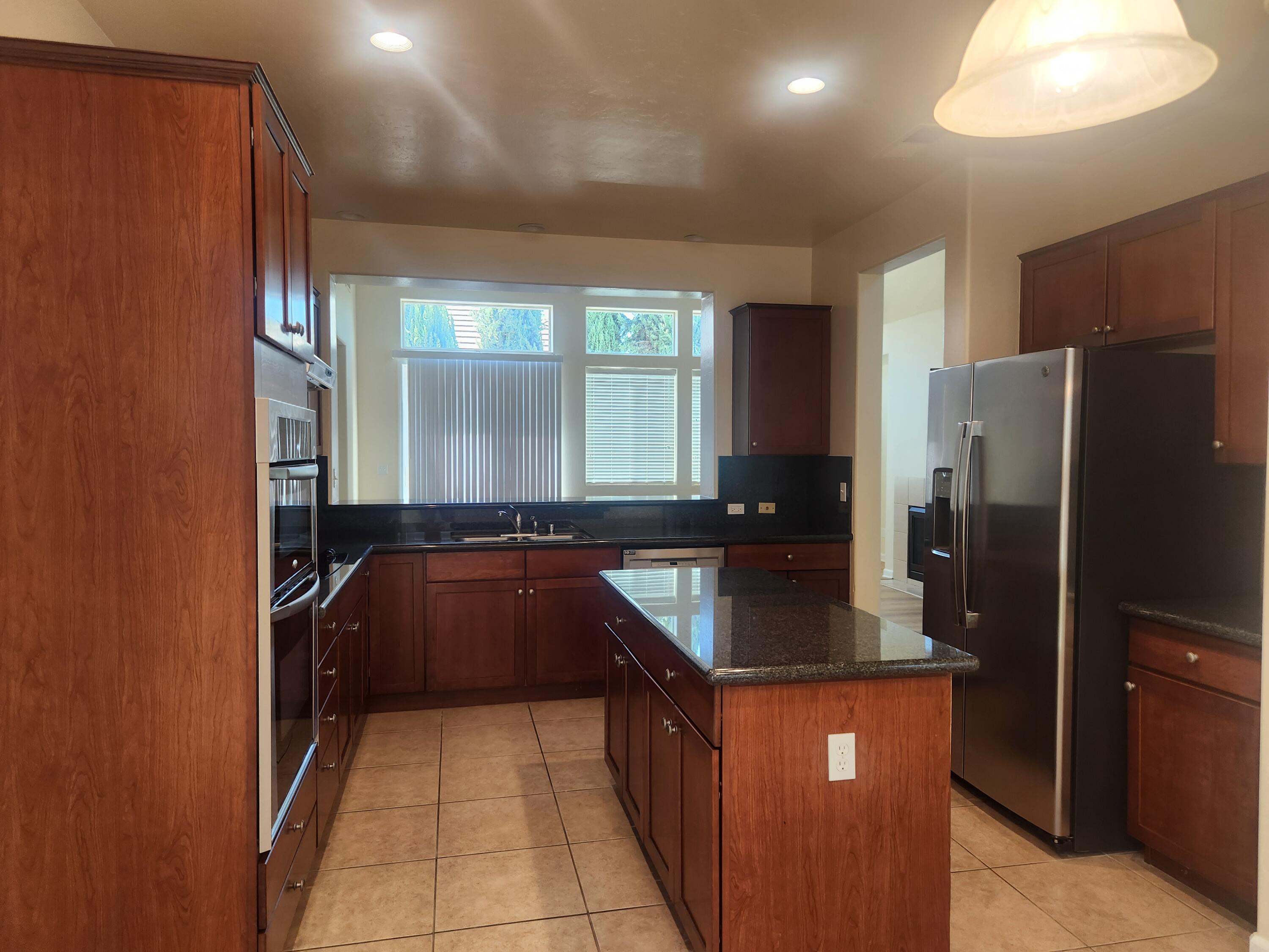 1615 N Volterra Ct, Visalia, CA 93291