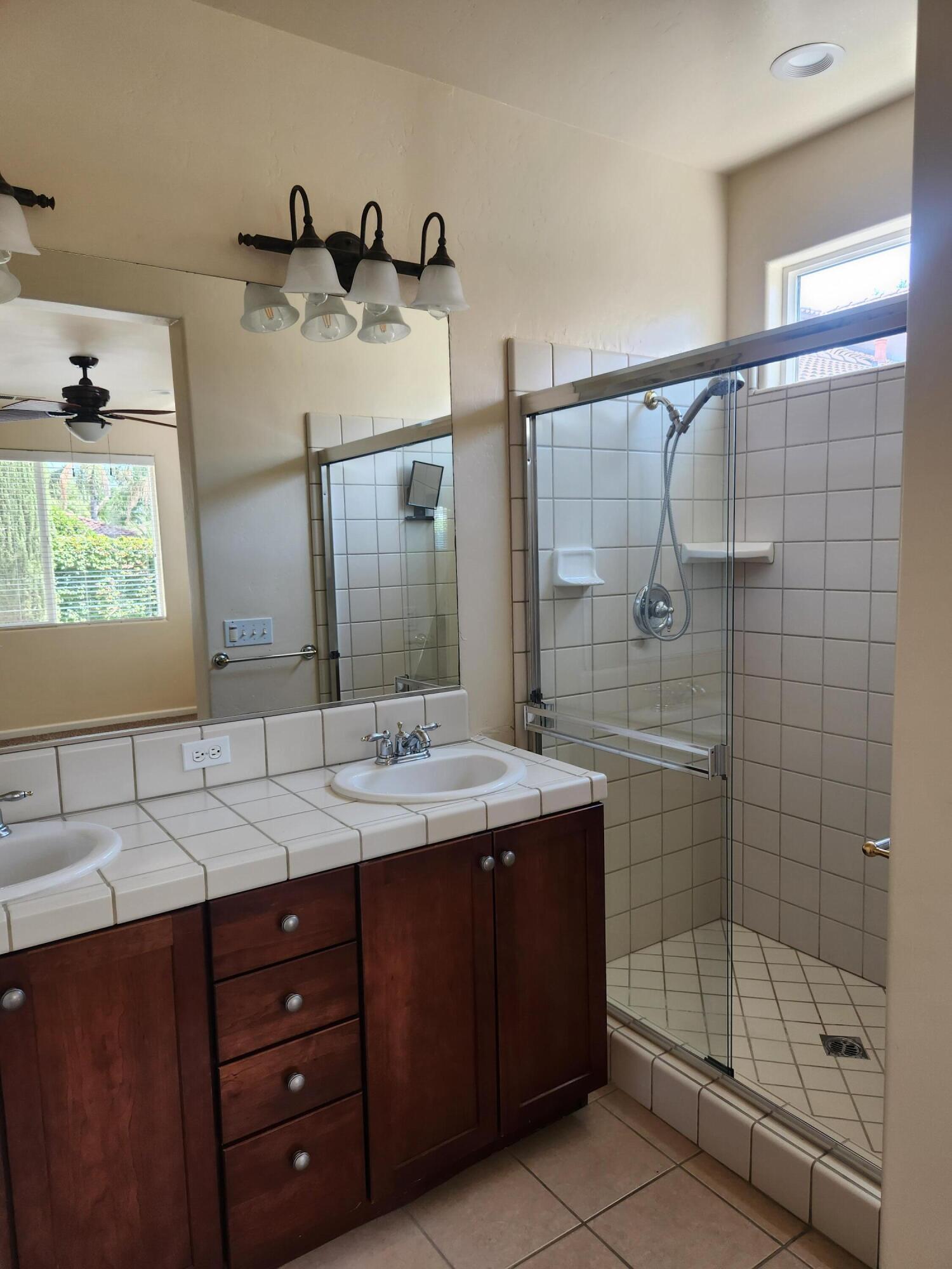 1615 N Volterra Ct, Visalia, CA 93291