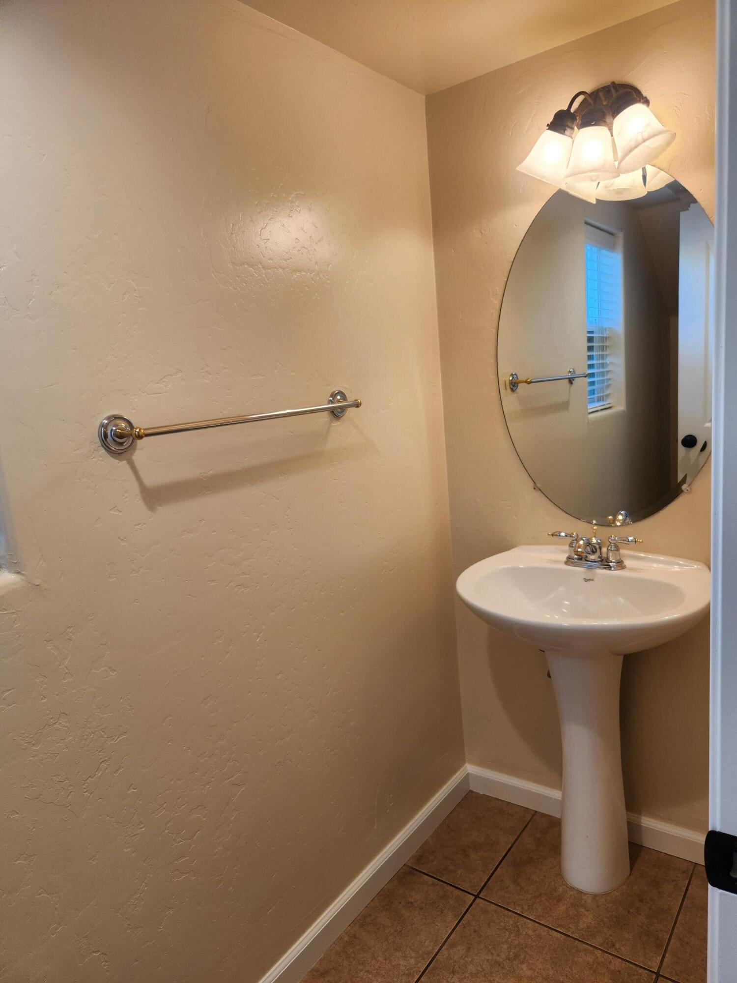 1615 N Volterra Ct, Visalia, CA 93291