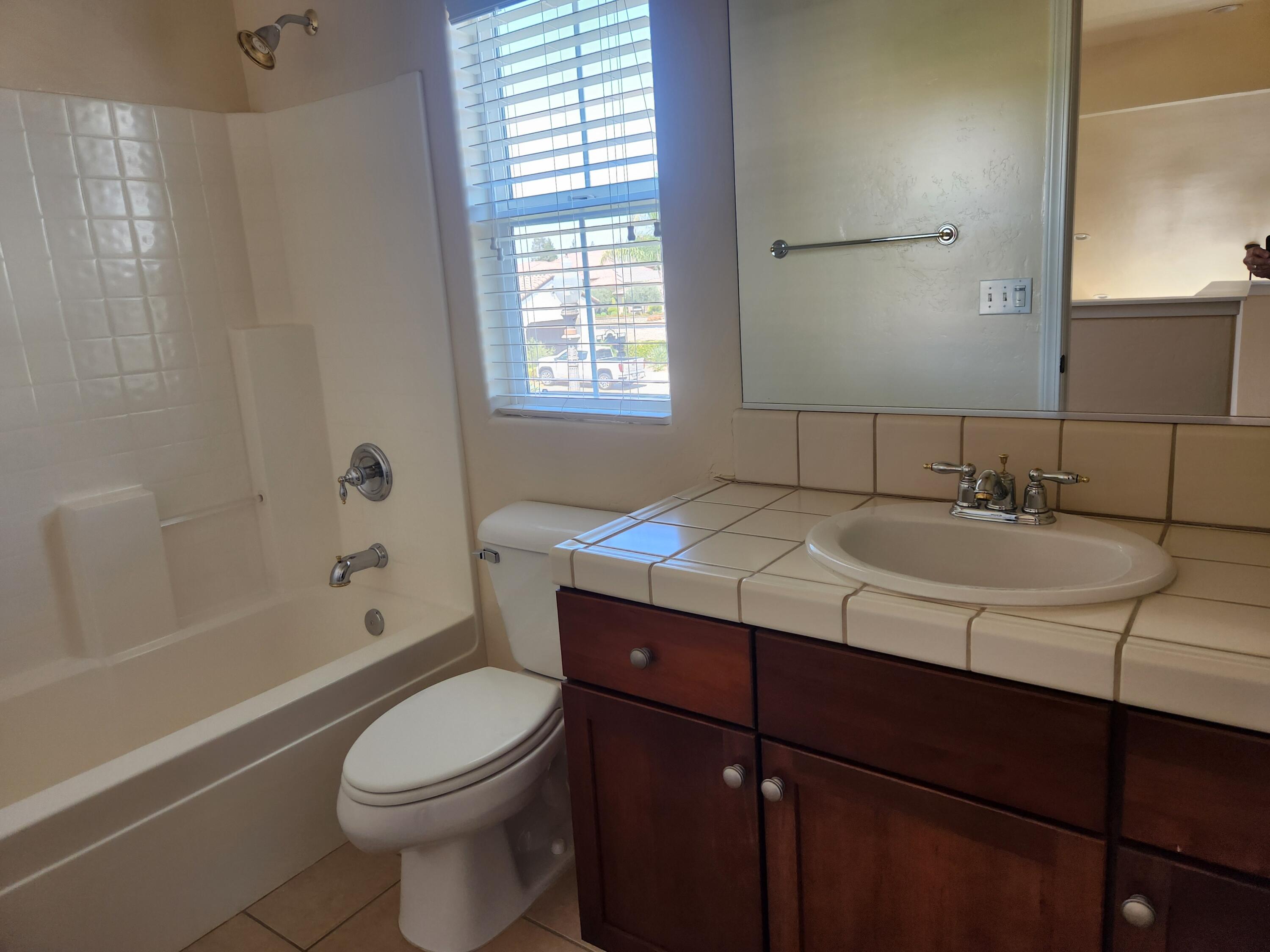 1615 N Volterra Ct, Visalia, CA 93291