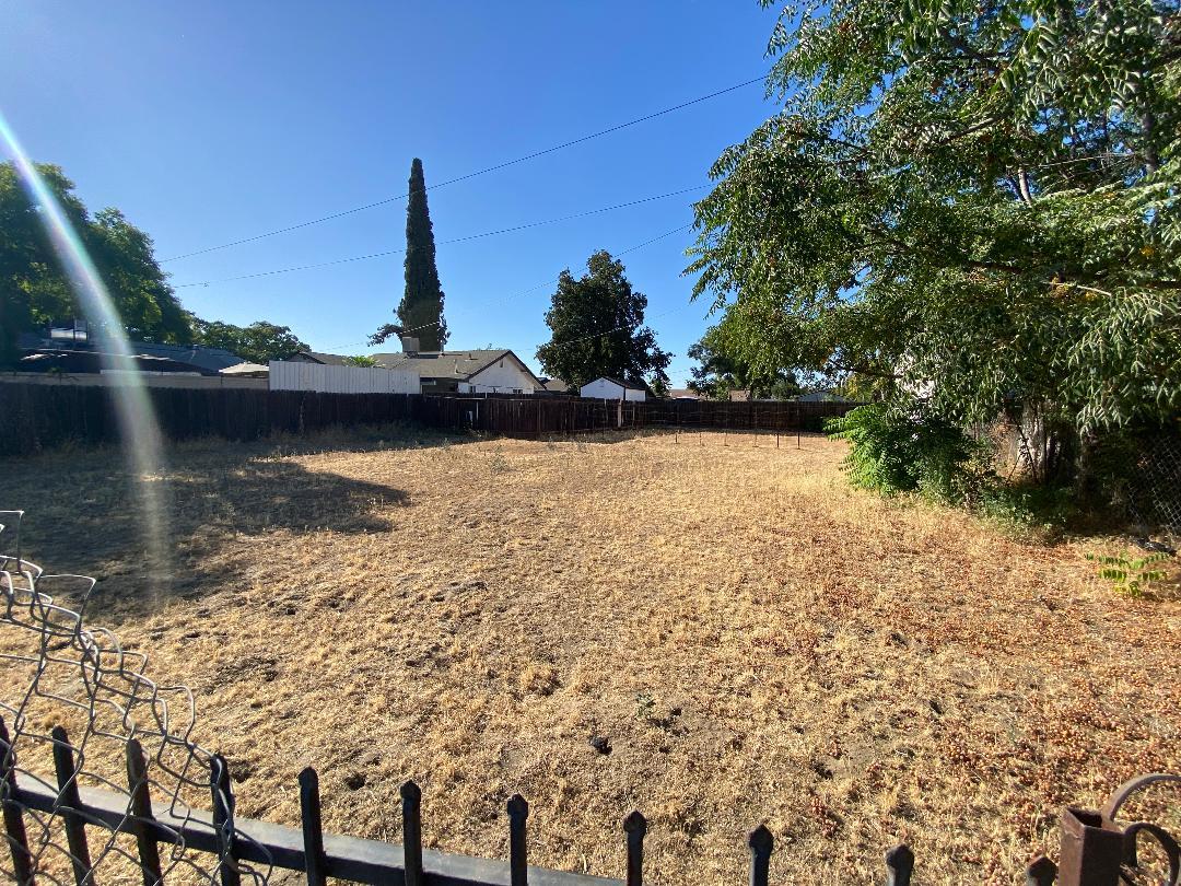 128 W Houston Ave, Visalia, CA 93291