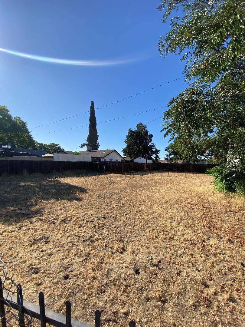 128 W Houston Ave, Visalia, CA 93291