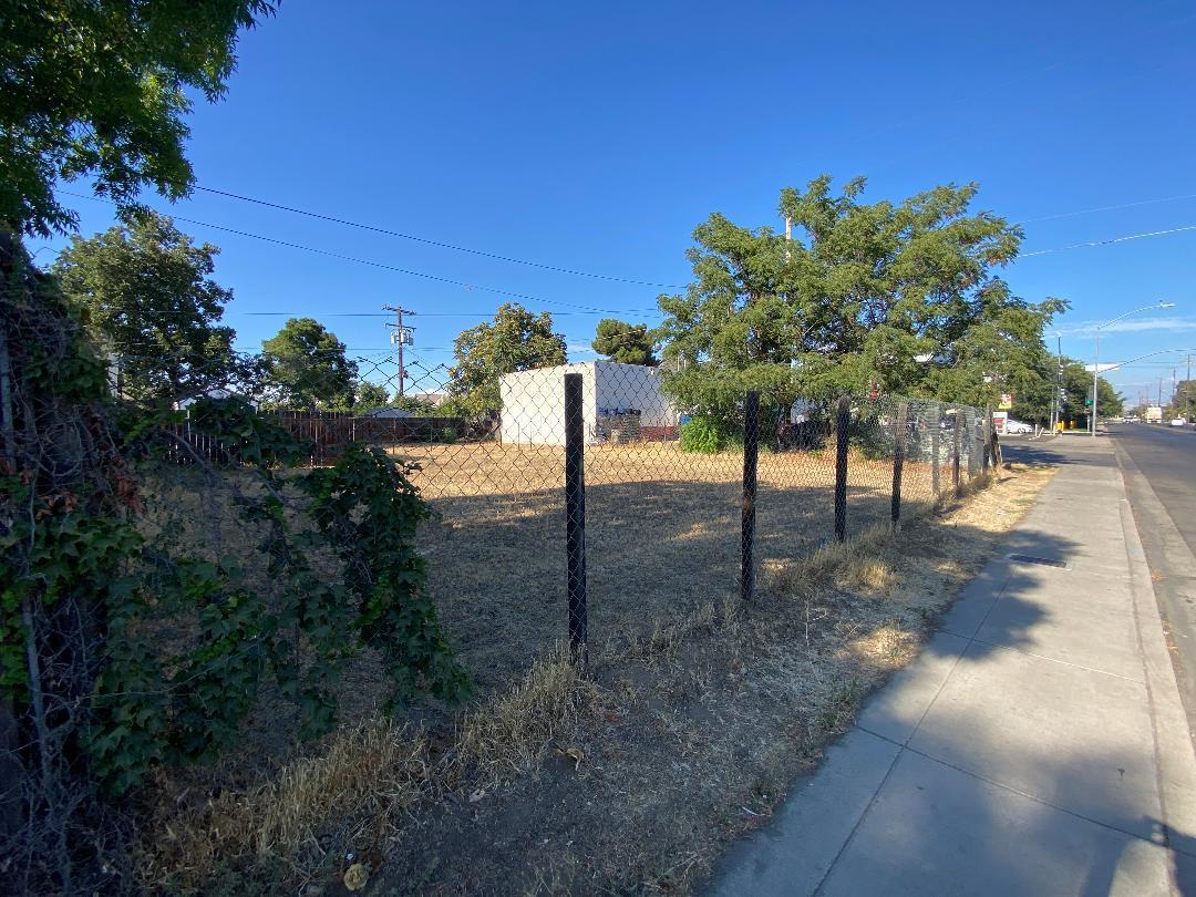 128 W Houston Ave, Visalia, CA 93291