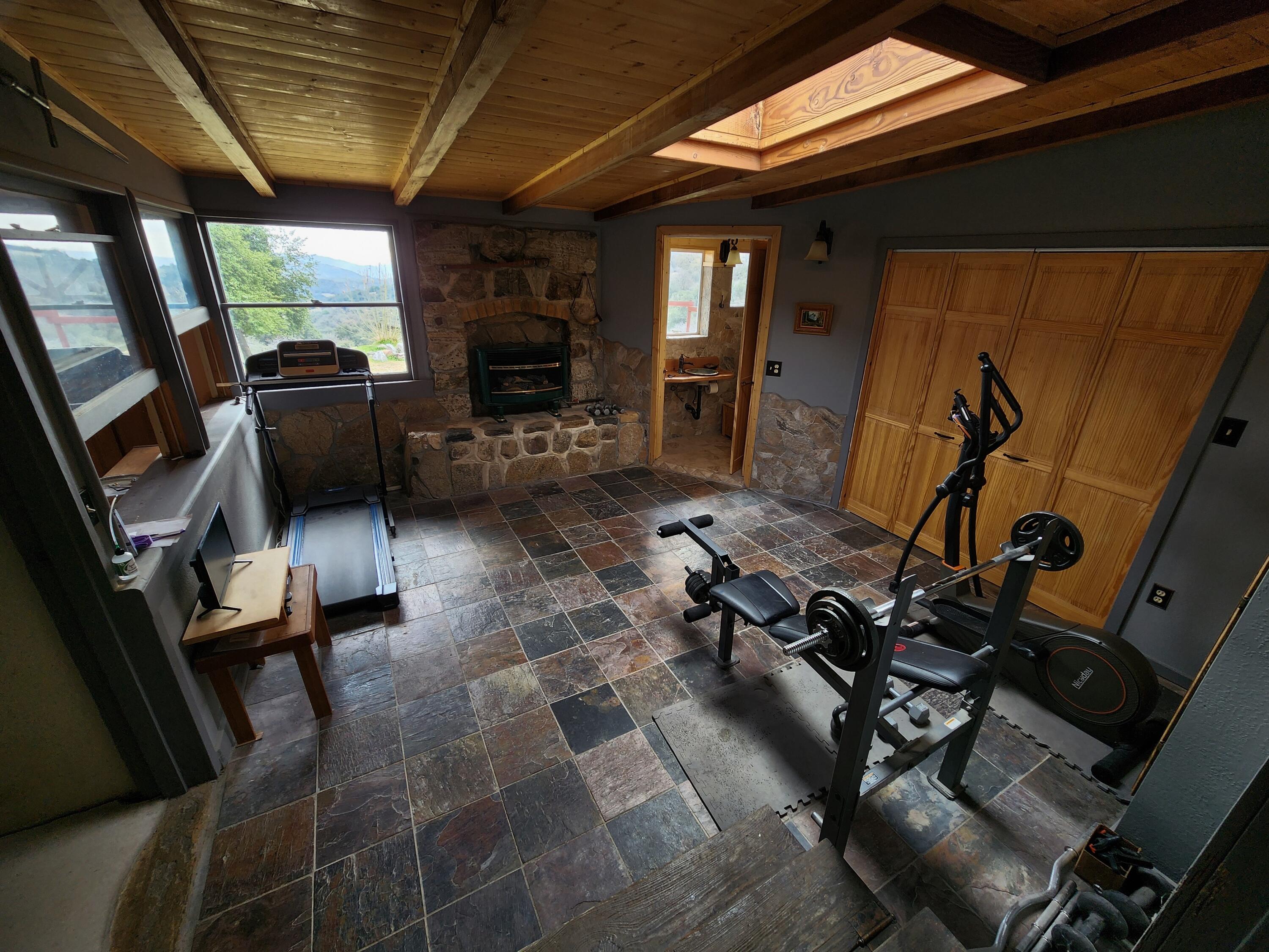 51090 Eshom Valley Dr Dr, Badger, CA 93603