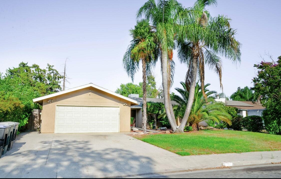 1708 N Oak Park St, Visalia, CA 93291