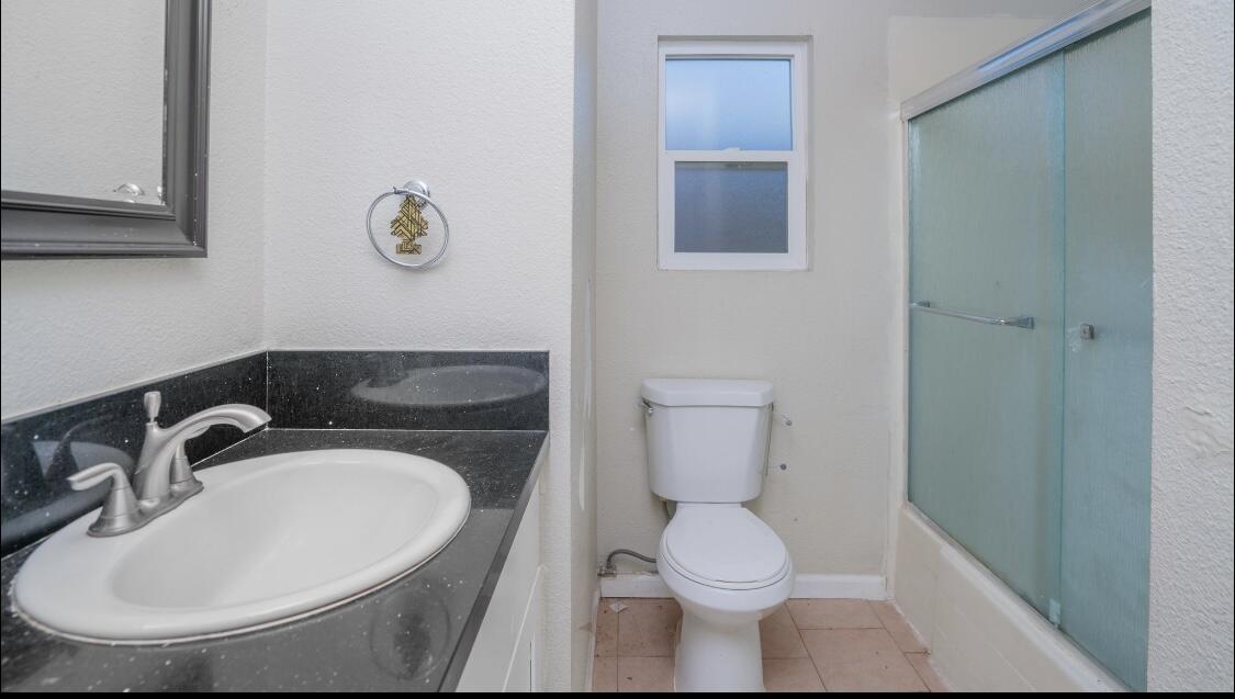 1708 N Oak Park St, Visalia, CA 93291