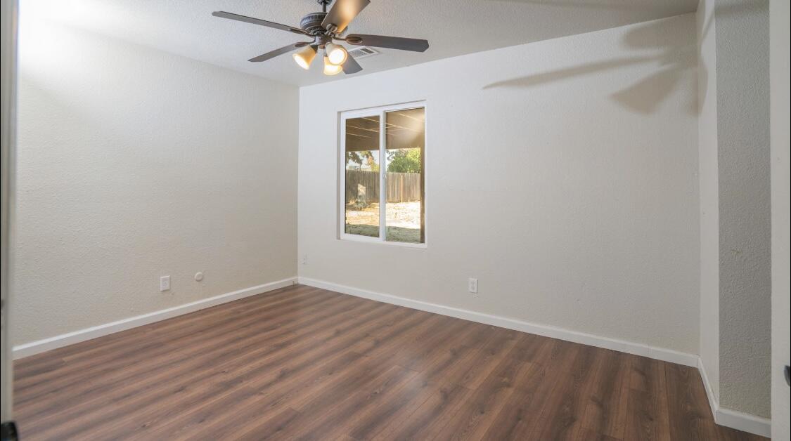 1708 N Oak Park St, Visalia, CA 93291