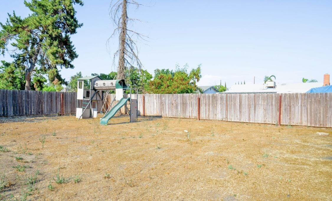 1708 N Oak Park St, Visalia, CA 93291