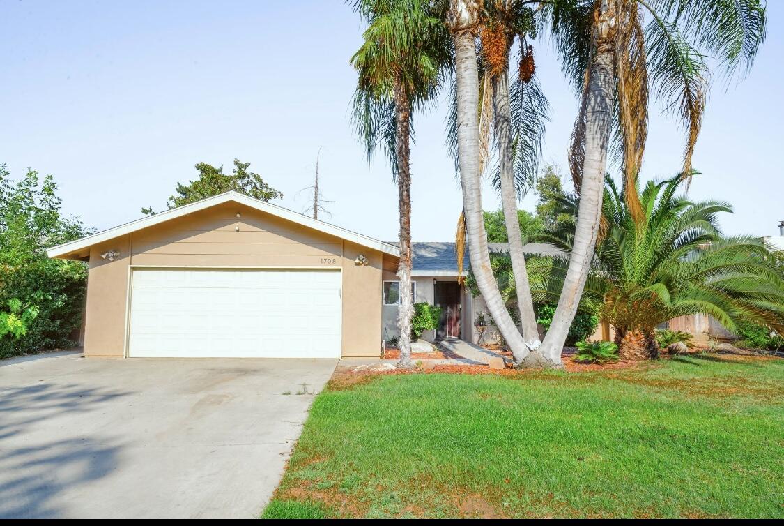1708 N Oak Park St, Visalia, CA 93291