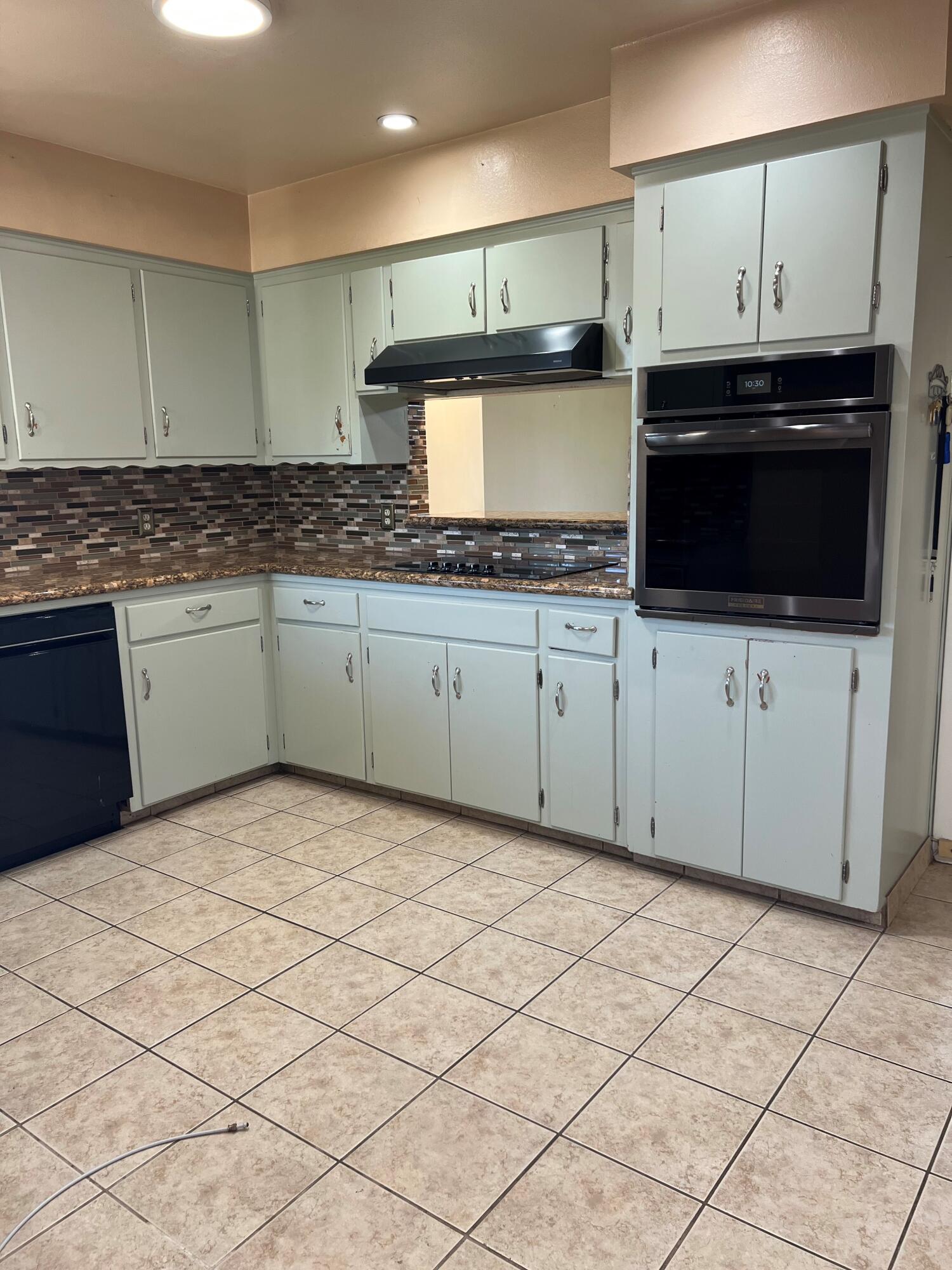 855 E Pleasant Ave, Tulare, CA 93274