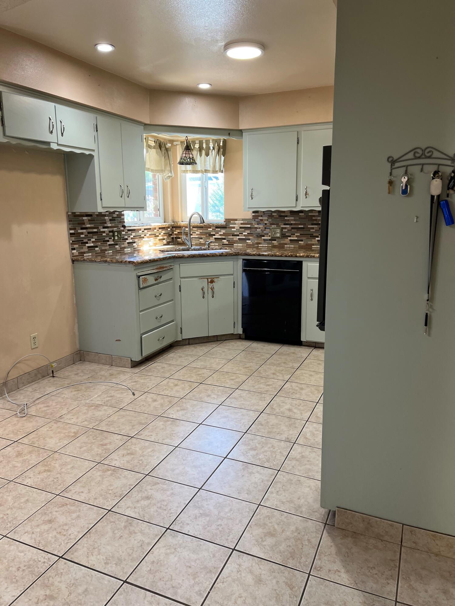 855 E Pleasant Ave, Tulare, CA 93274