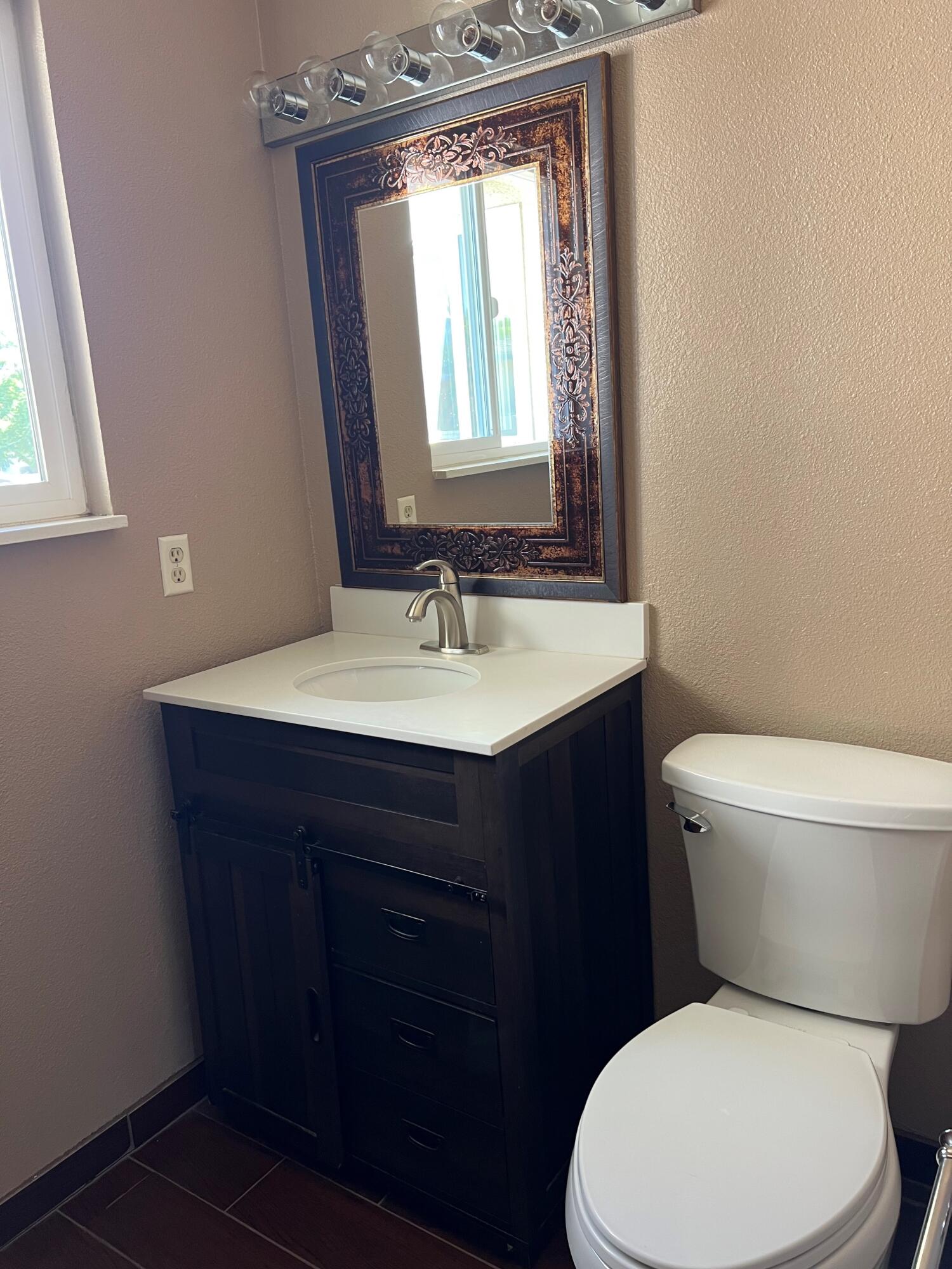 855 E Pleasant Ave, Tulare, CA 93274