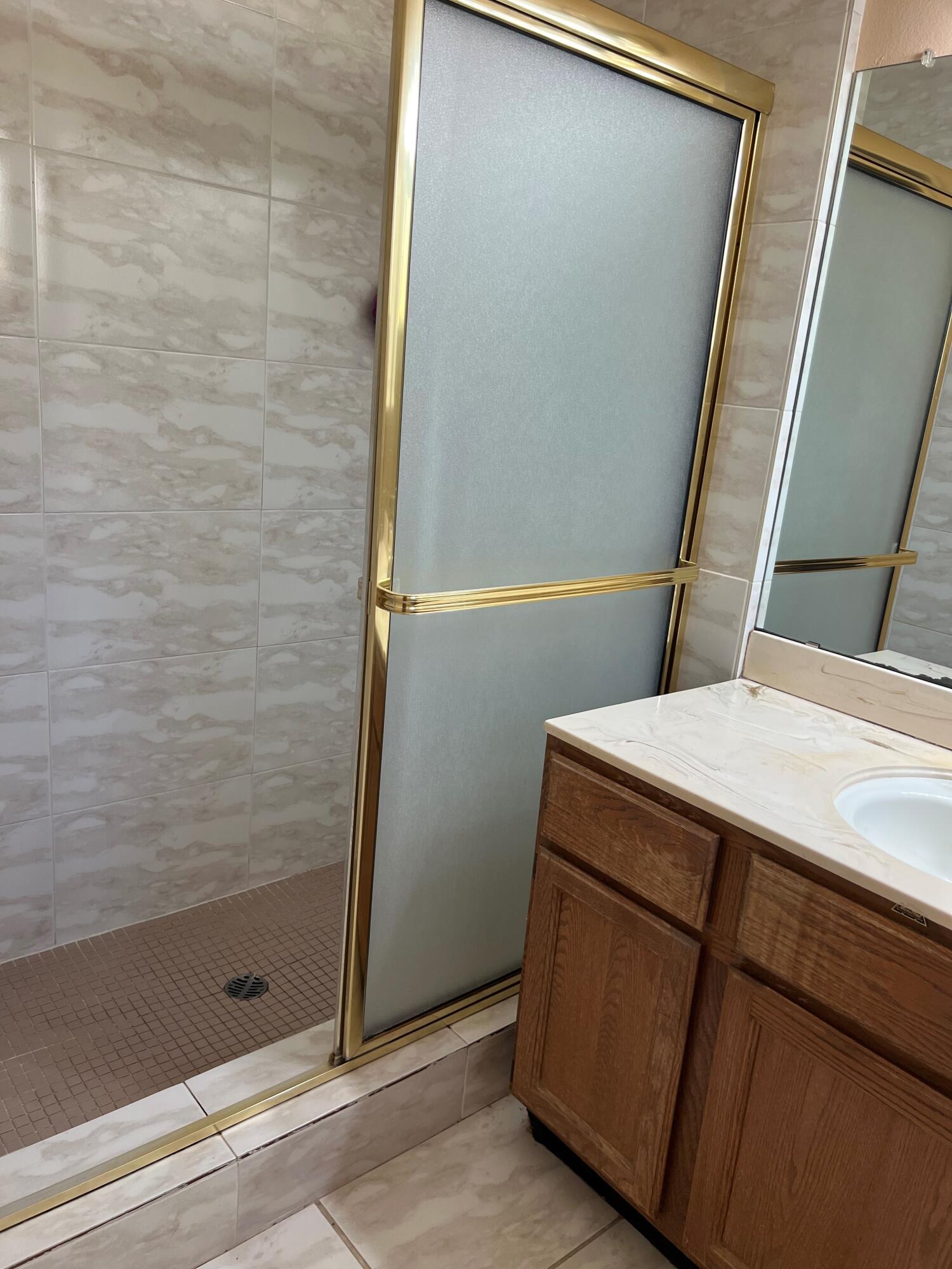 855 E Pleasant Ave, Tulare, CA 93274