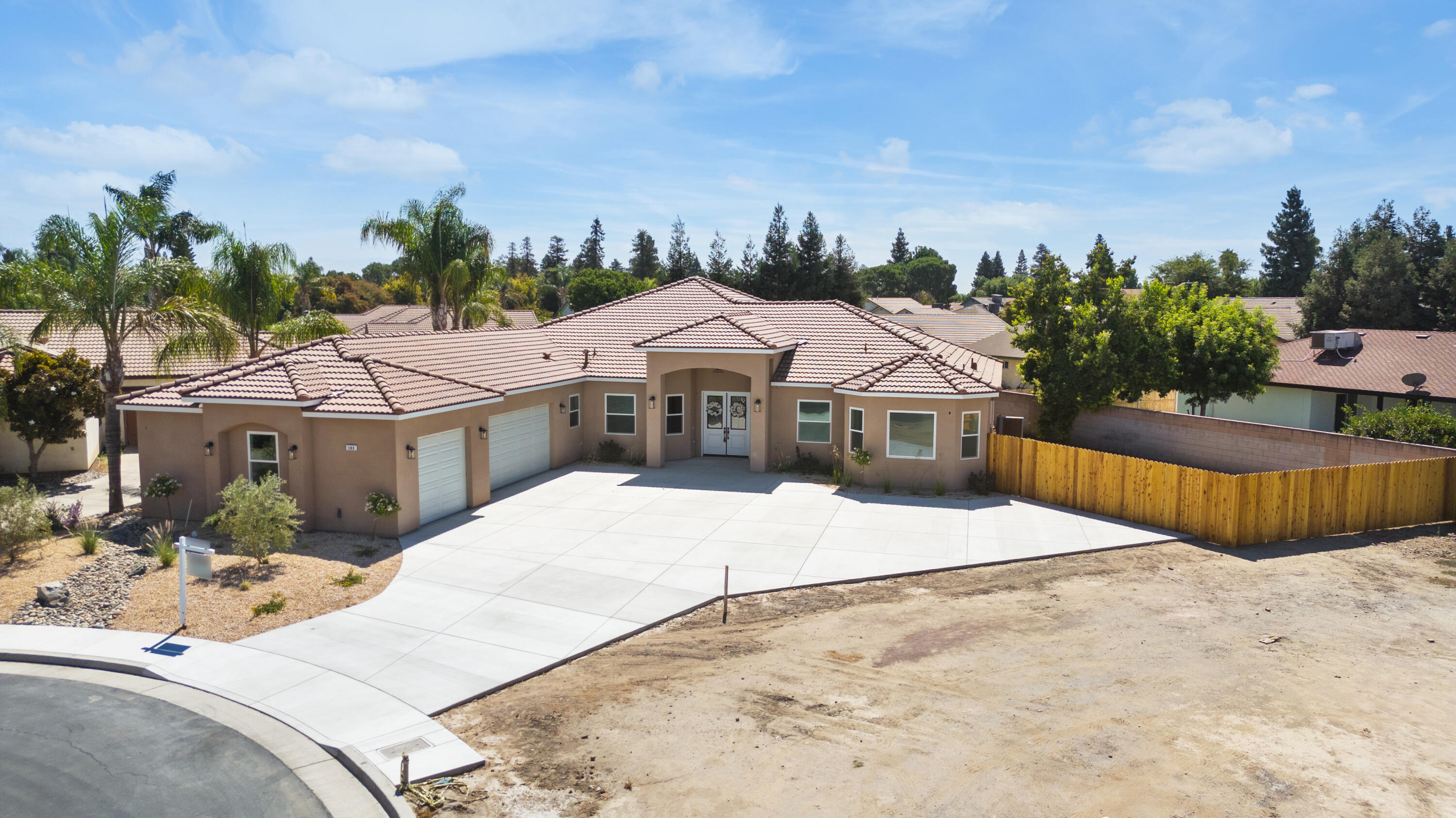 183 Oaks Ct, Tulare, CA 93274