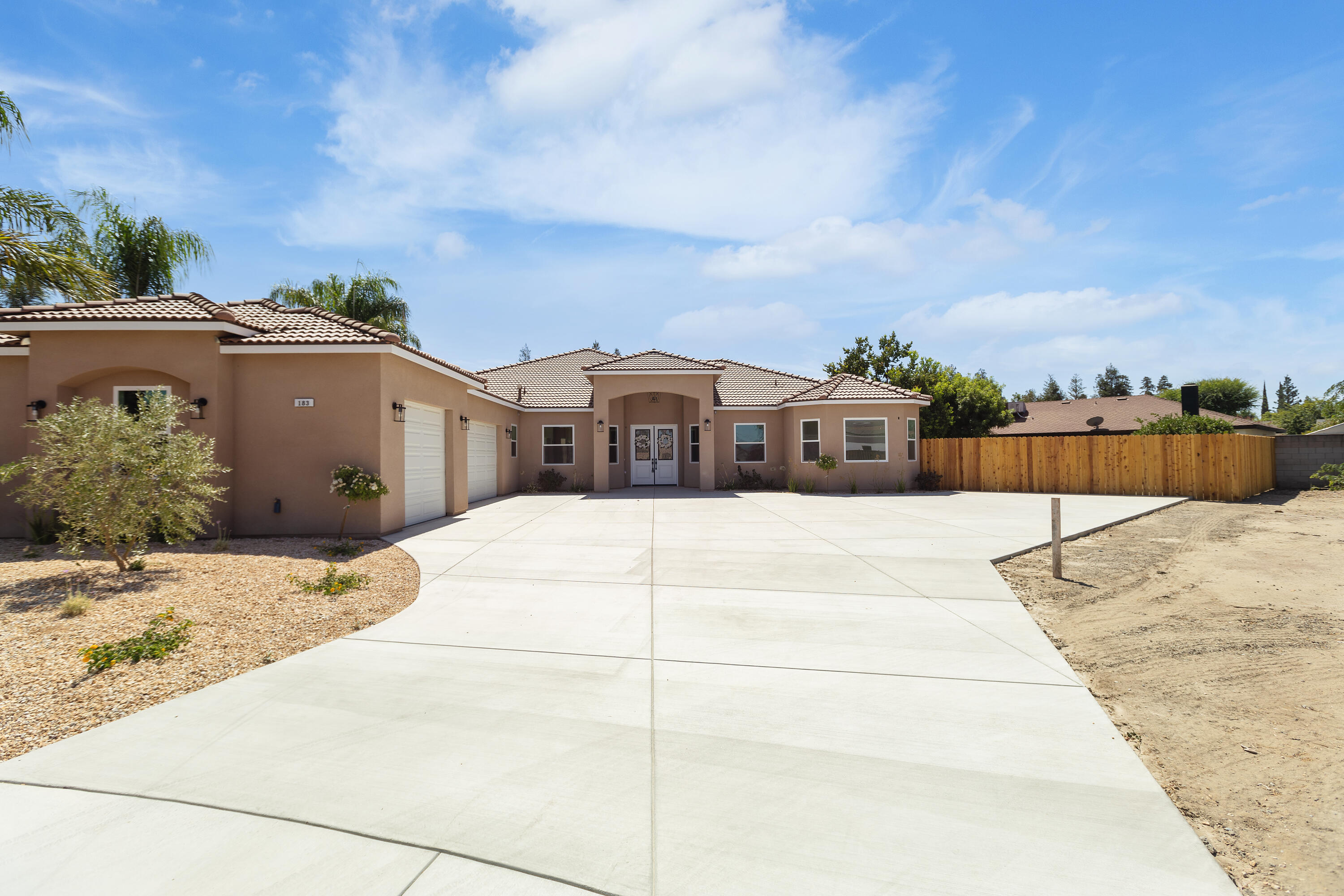 183 Oaks Ct, Tulare, CA 93274