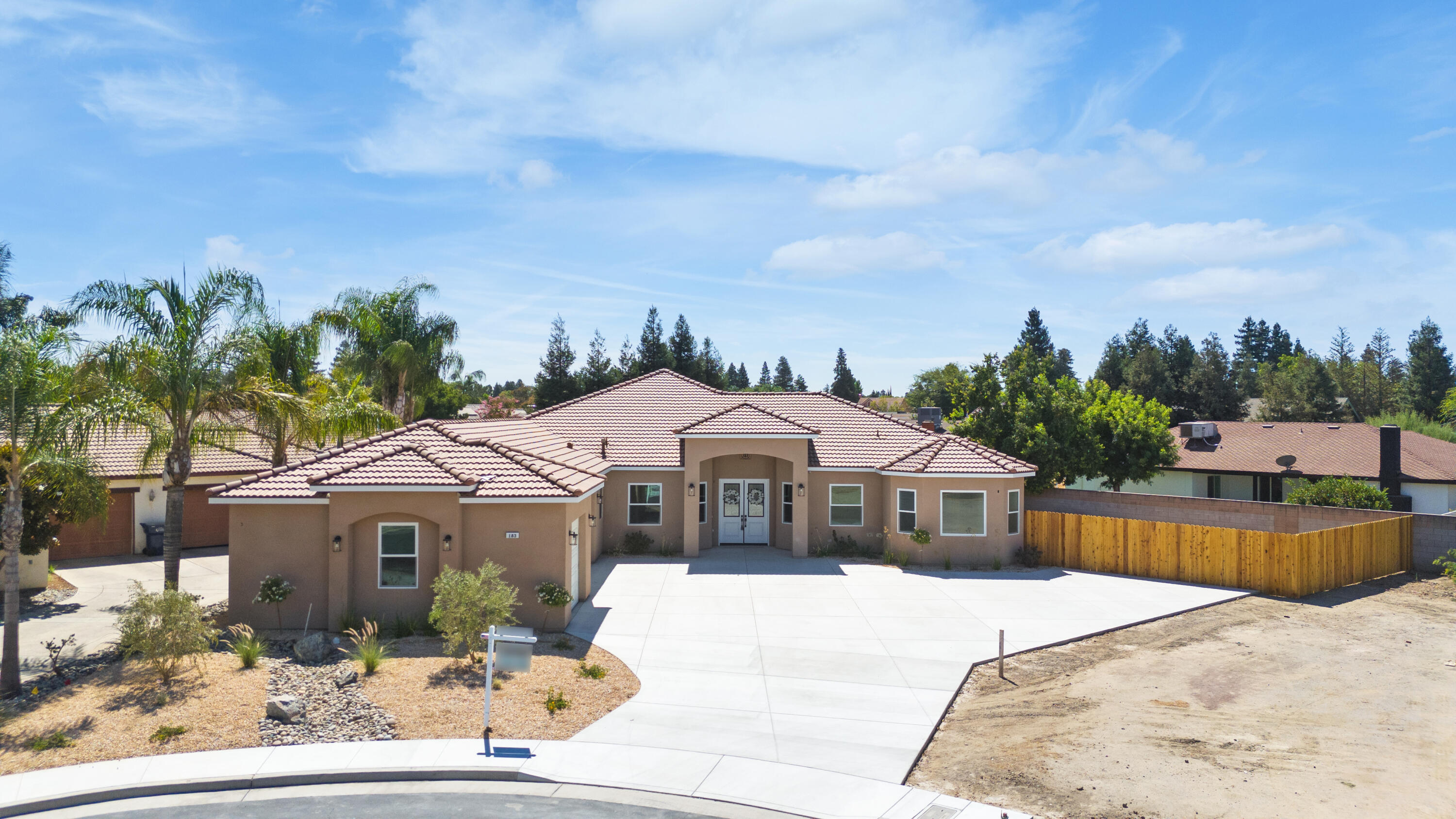 183 Oaks Ct, Tulare, CA 93274