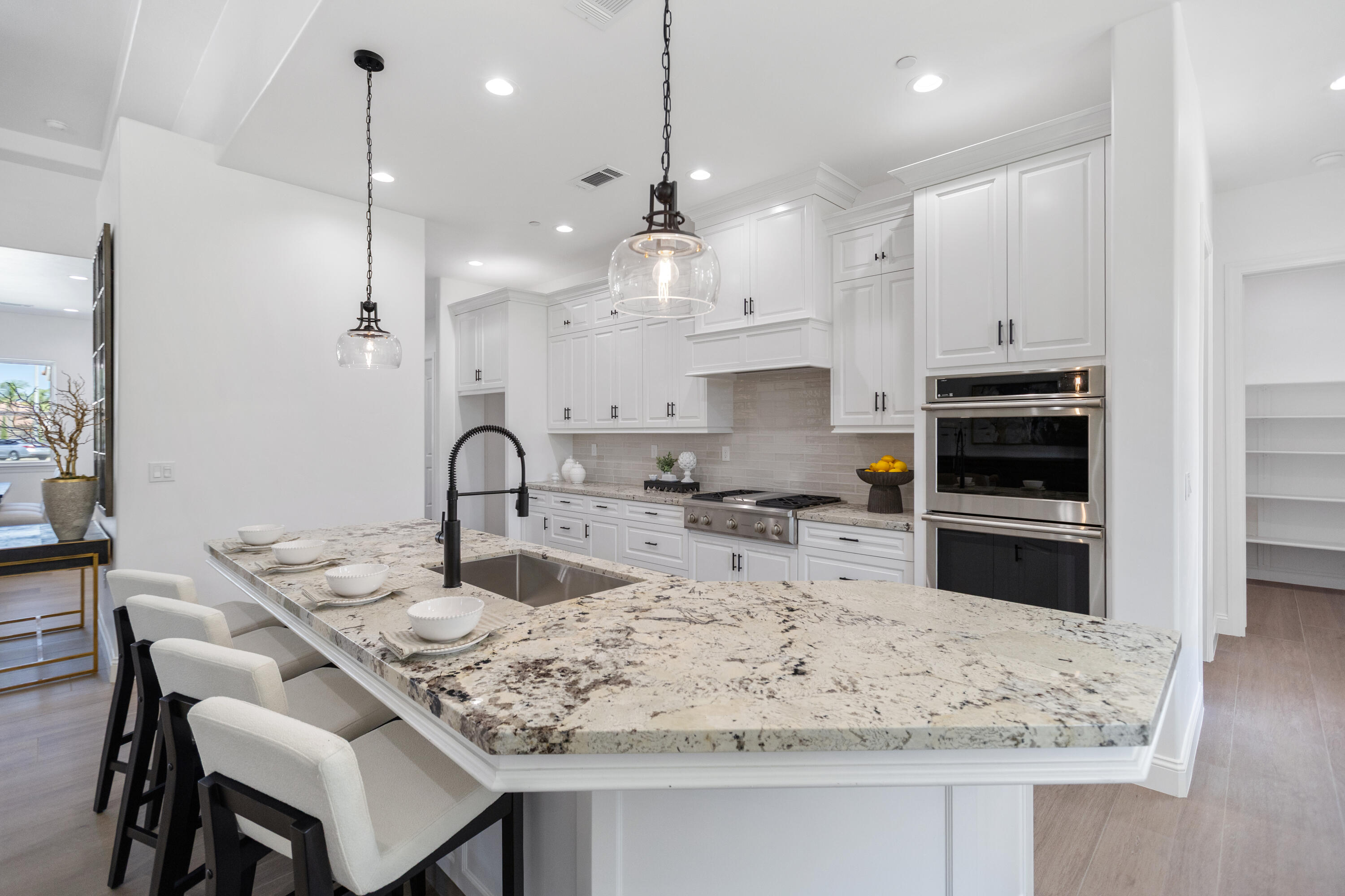 183 Oaks Ct, Tulare, CA 93274