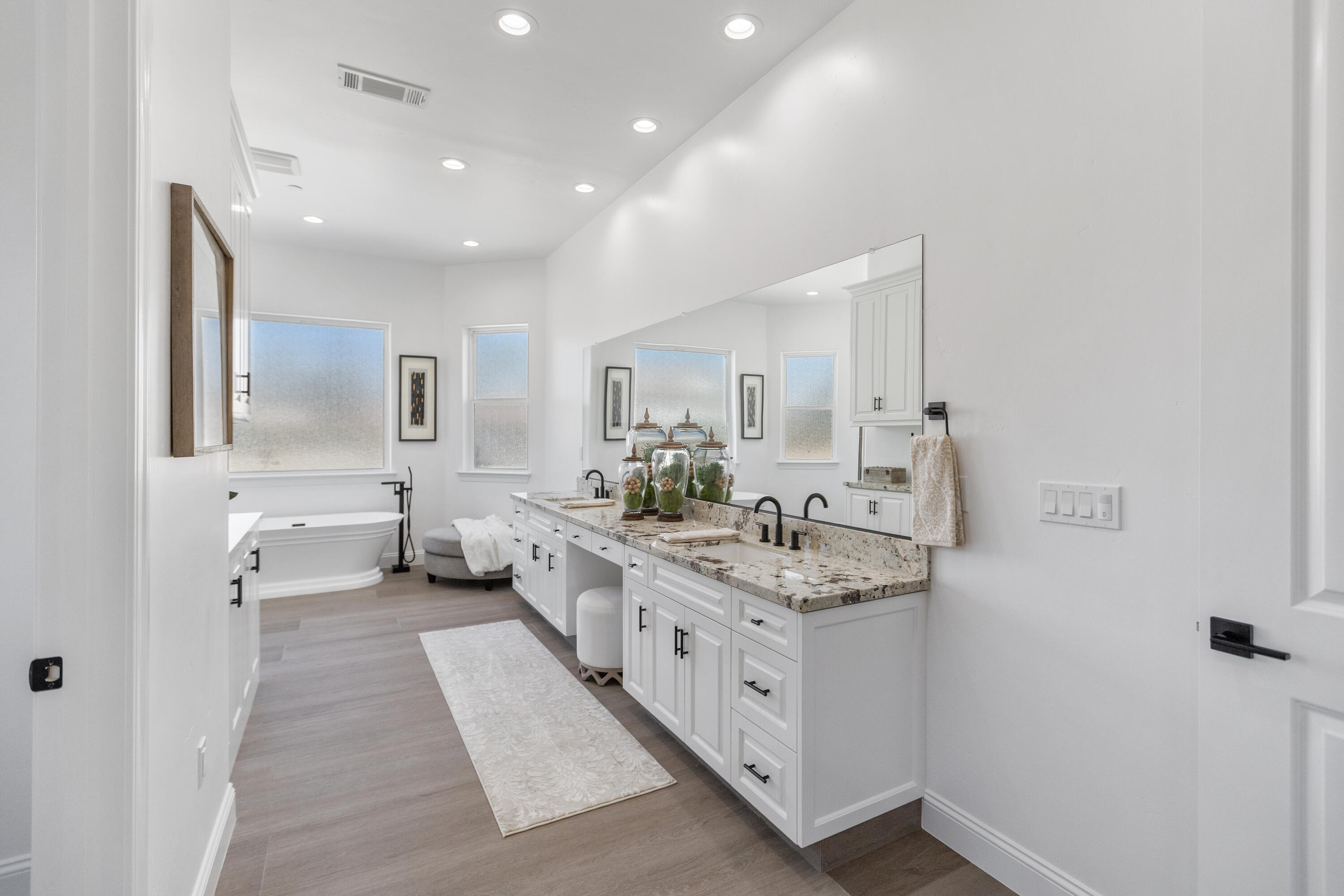 183 Oaks Ct, Tulare, CA 93274