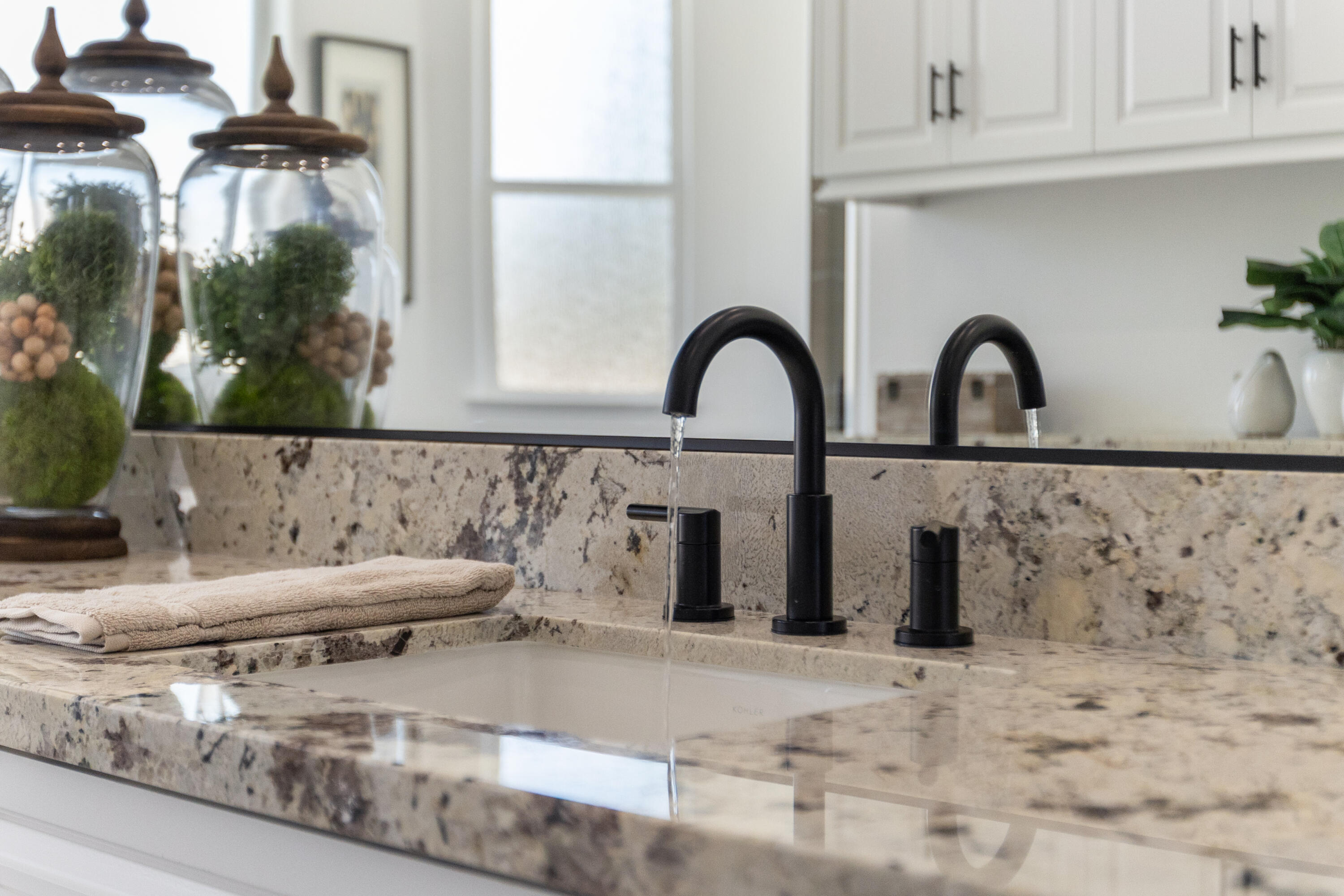 183 Oaks Ct, Tulare, CA 93274