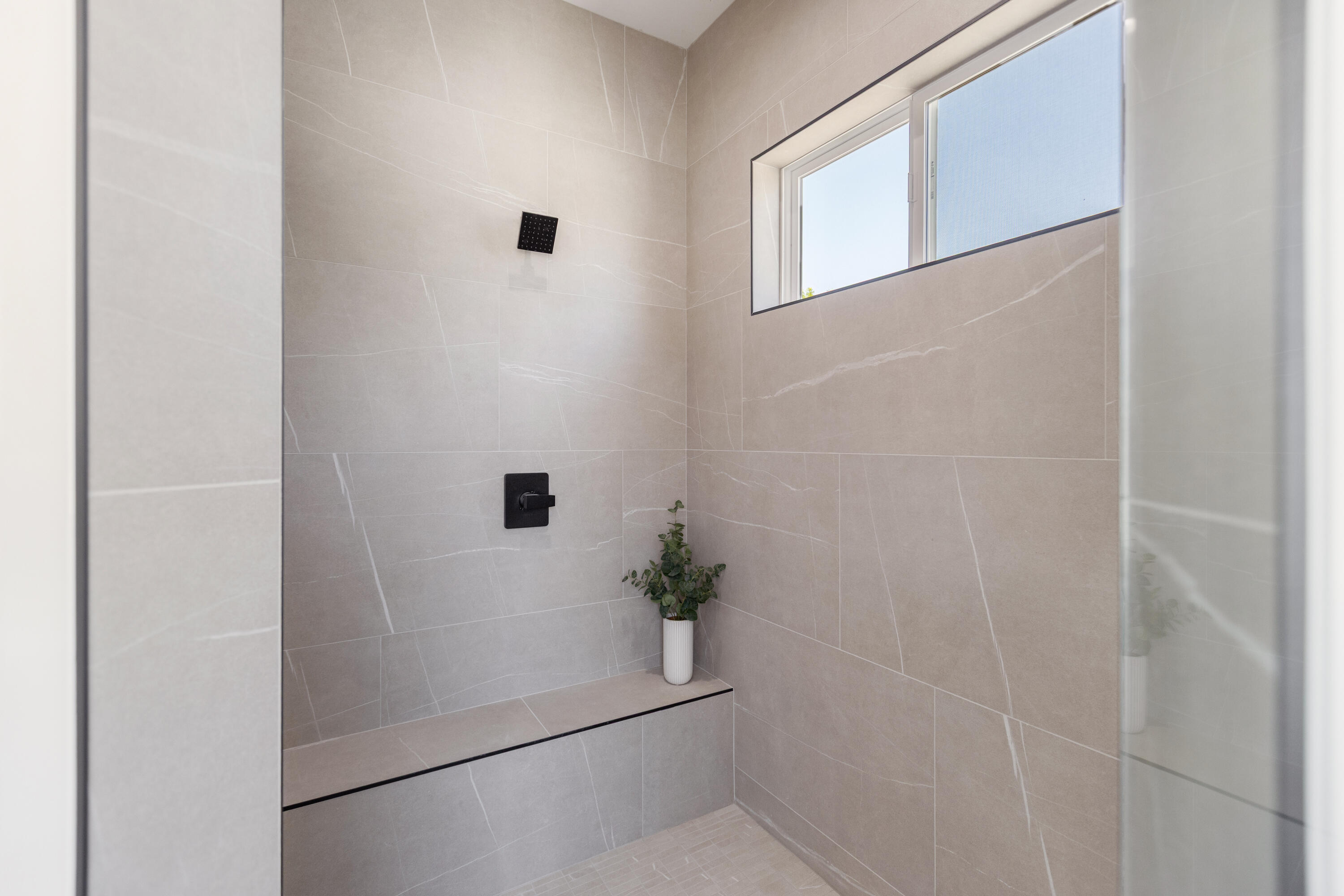 183 Oaks Ct, Tulare, CA 93274