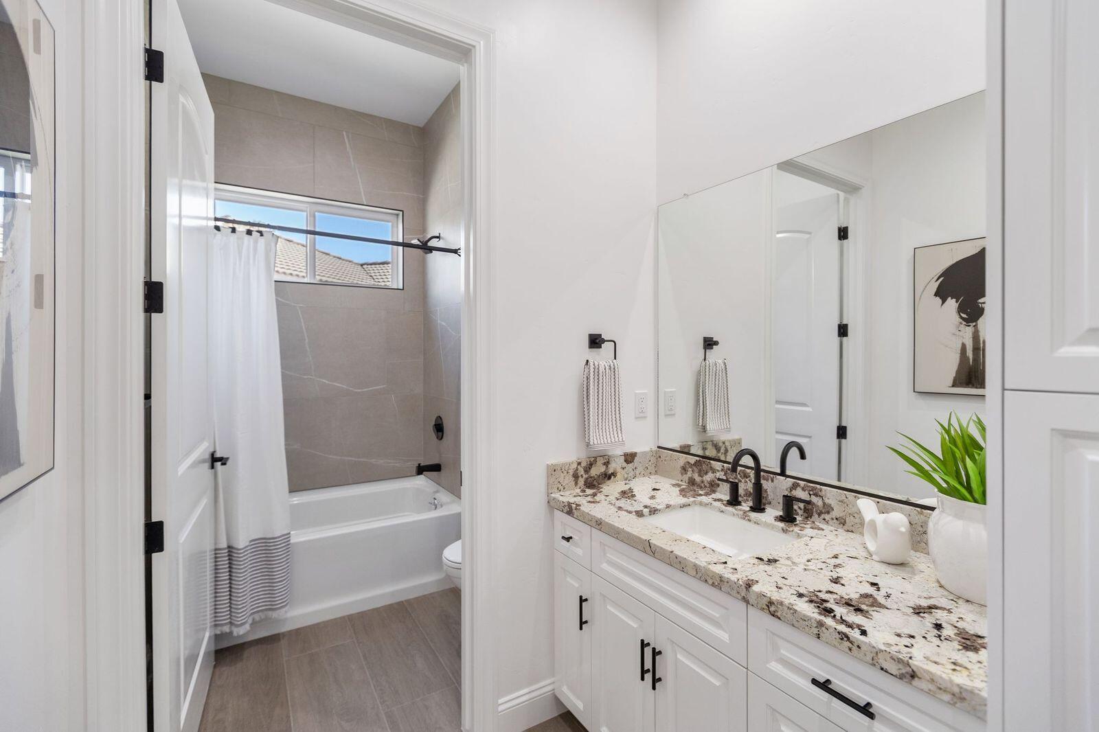 183 Oaks Ct, Tulare, CA 93274