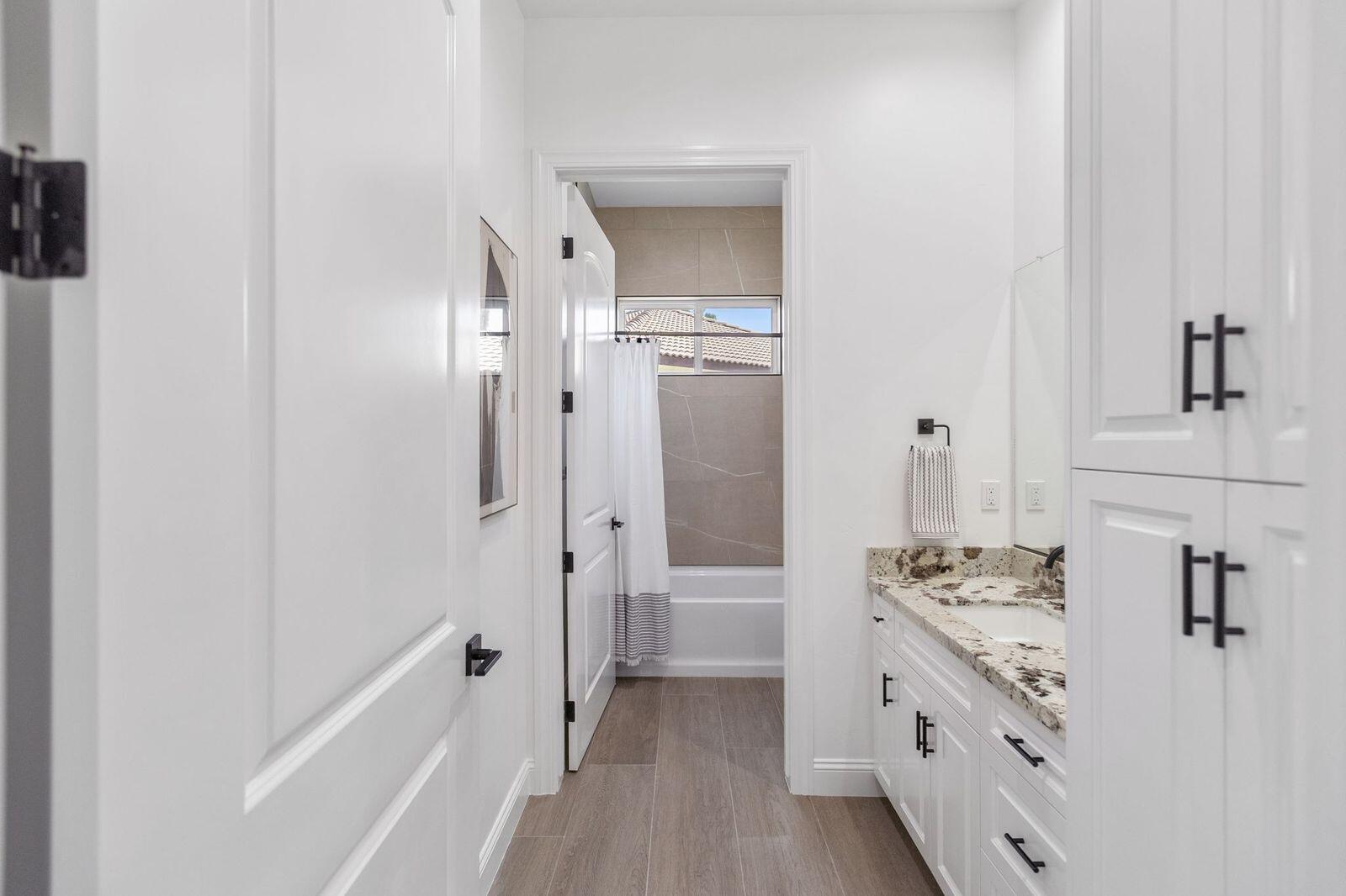 183 Oaks Ct, Tulare, CA 93274