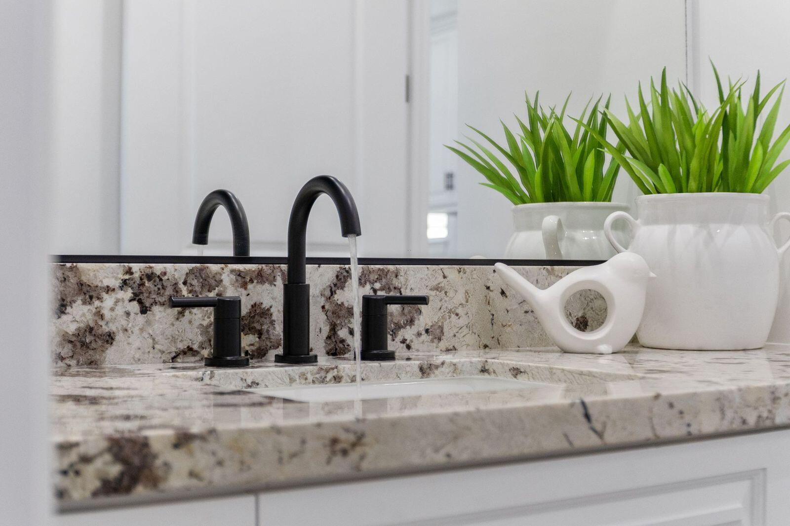 183 Oaks Ct, Tulare, CA 93274