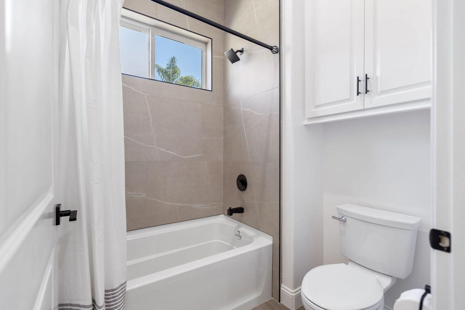 183 Oaks Ct, Tulare, CA 93274