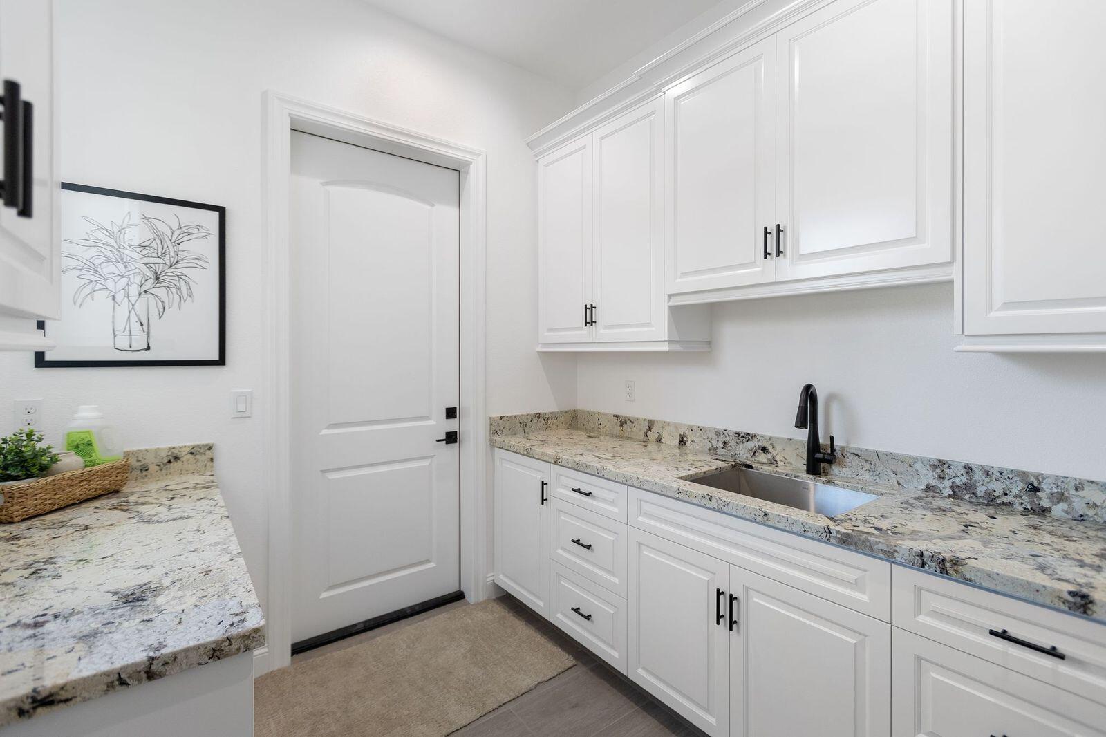 183 Oaks Ct, Tulare, CA 93274