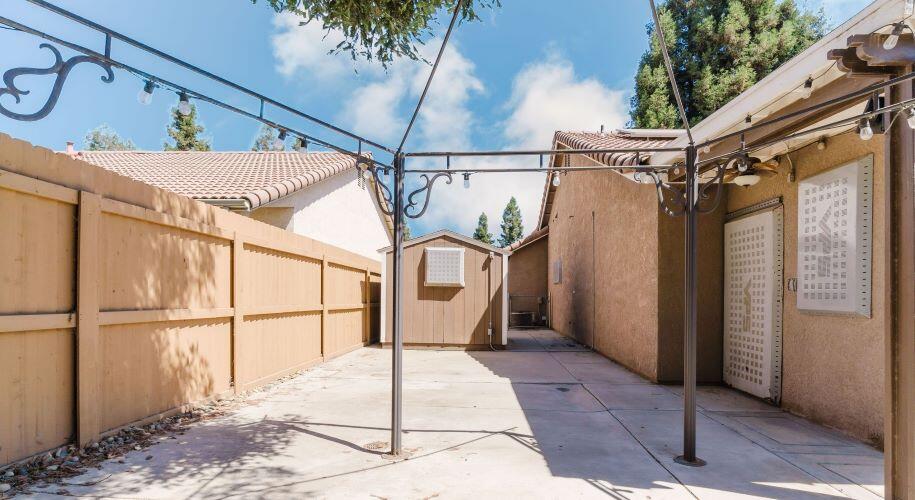 4523 W Evergreen Ct, Visalia, CA 93277