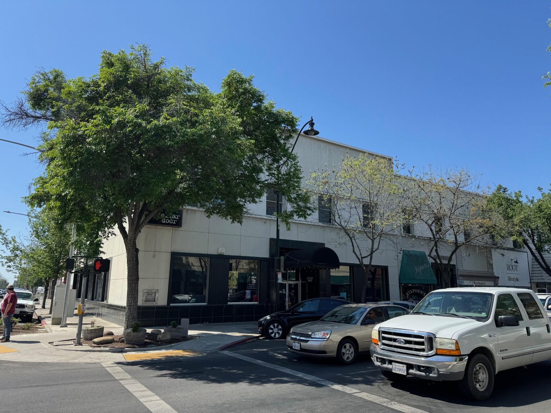 101-111 W Main St, Visalia, CA 93291