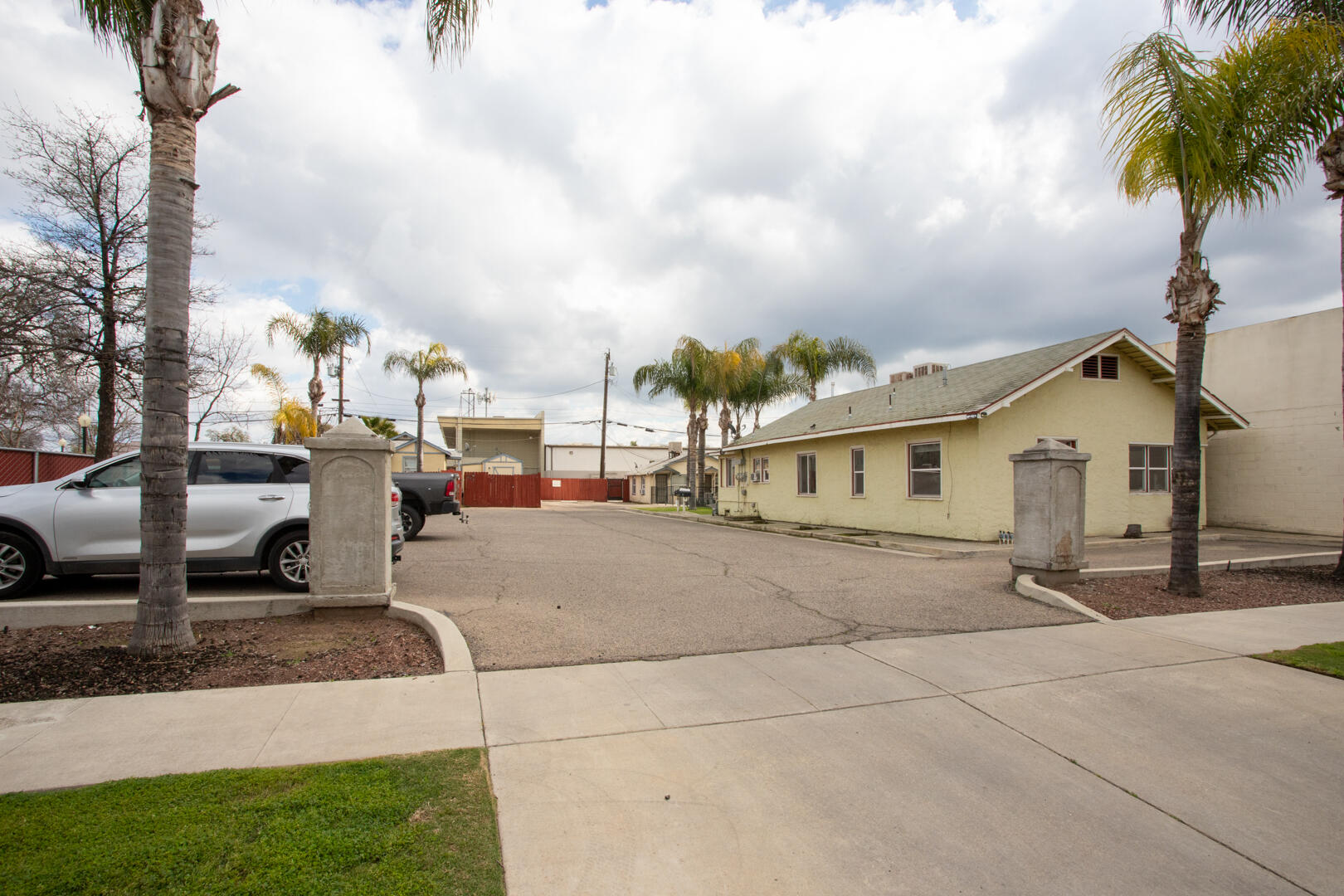 202 N L St, Tulare, CA 93274