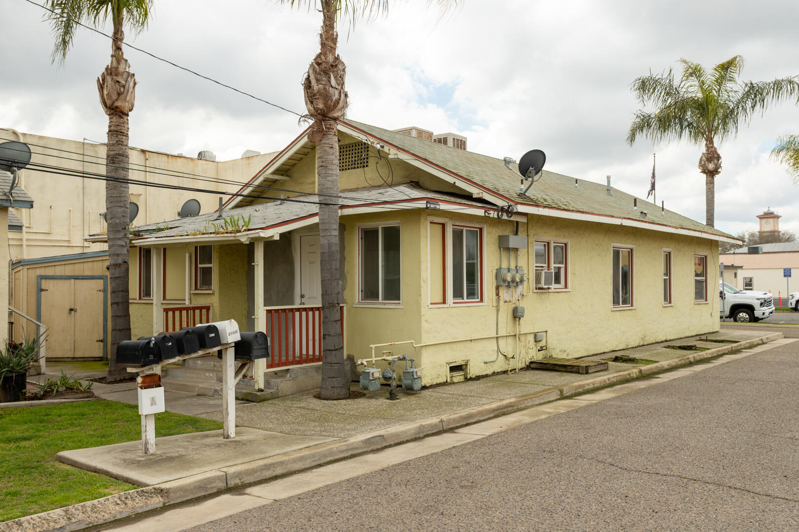 202 N L St, Tulare, CA 93274