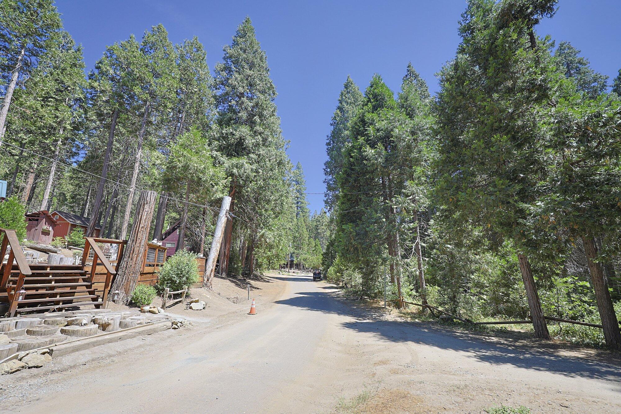 57989 Eshom Valley Dr, Badger, CA 93603