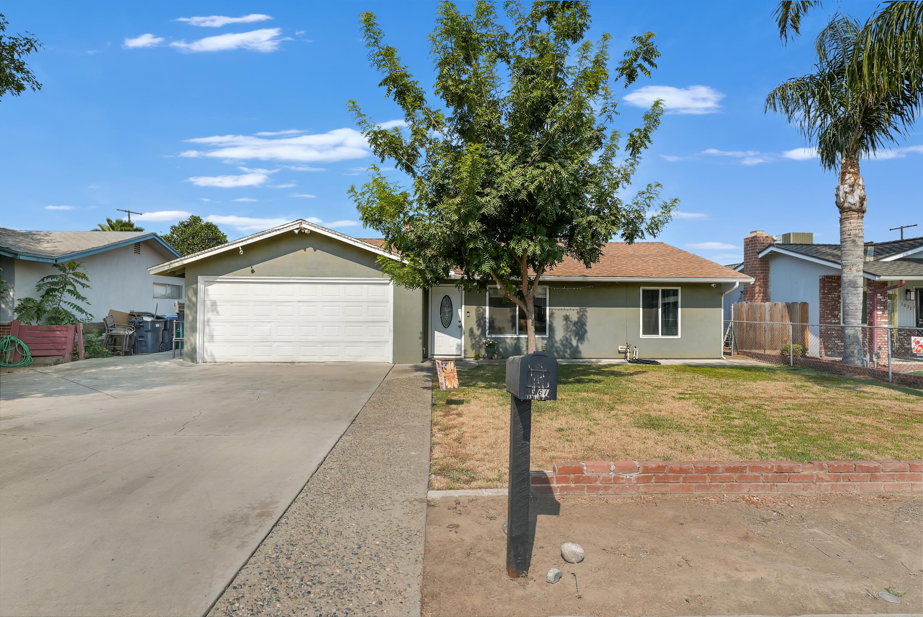 1061 Laurel Ave, Lindsay, CA 93247