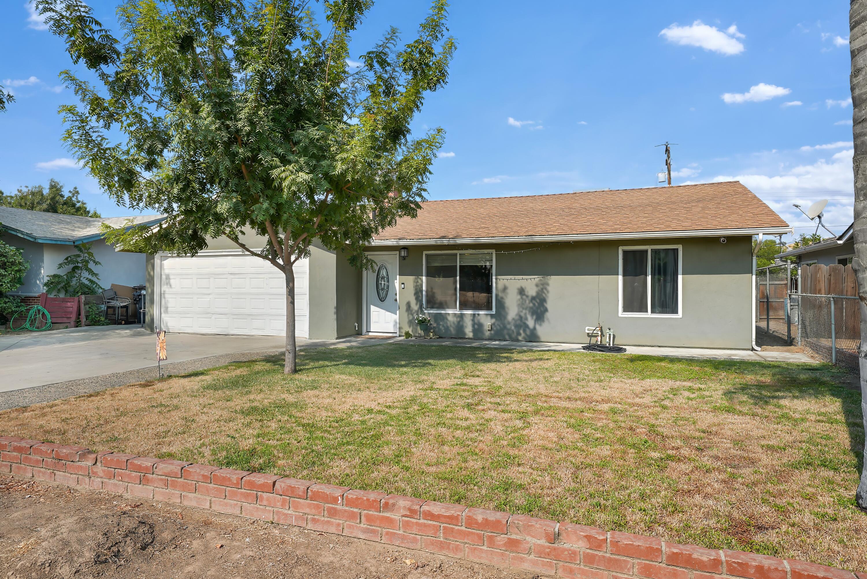 1061 Laurel Ave, Lindsay, CA 93247