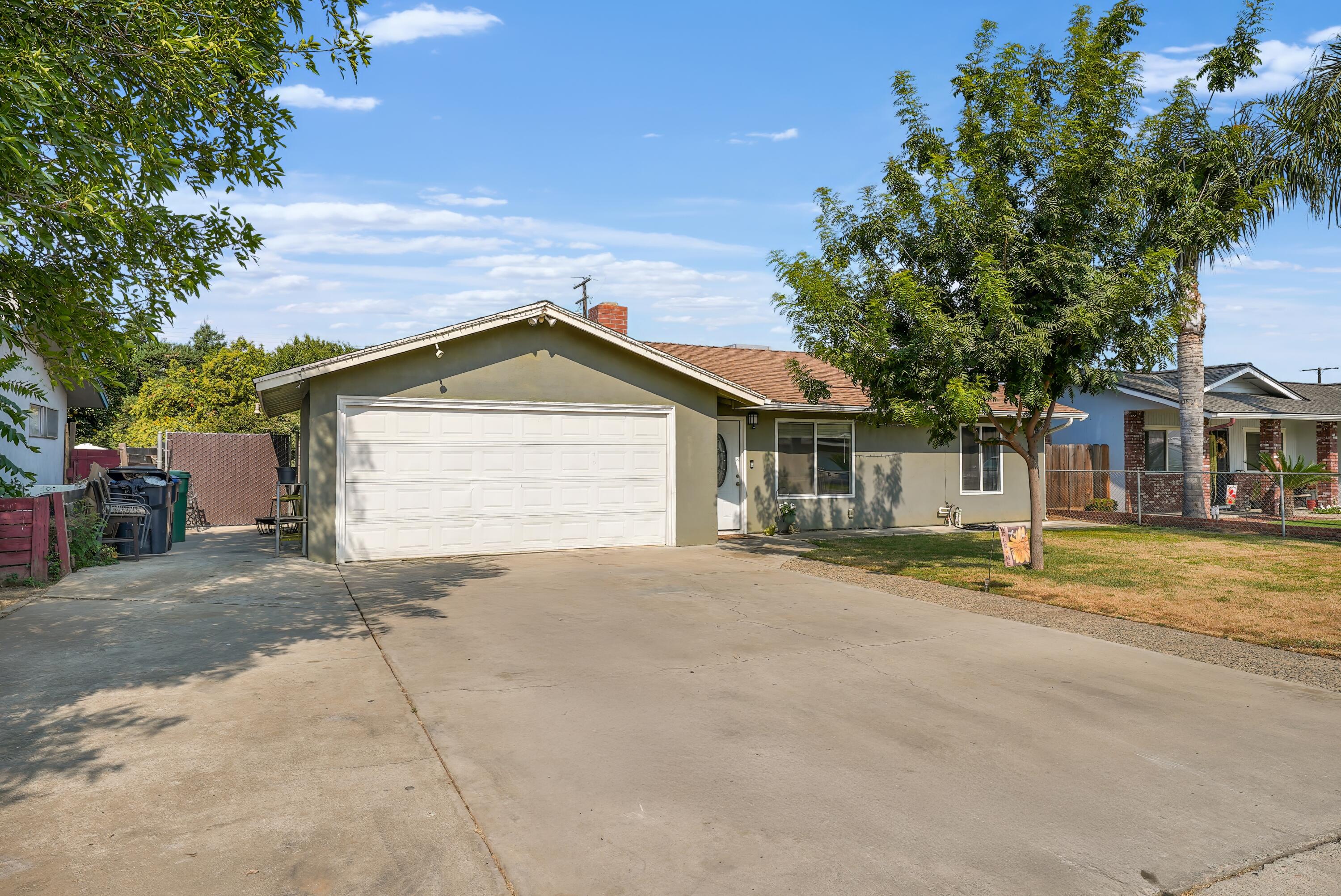 1061 Laurel Ave, Lindsay, CA 93247
